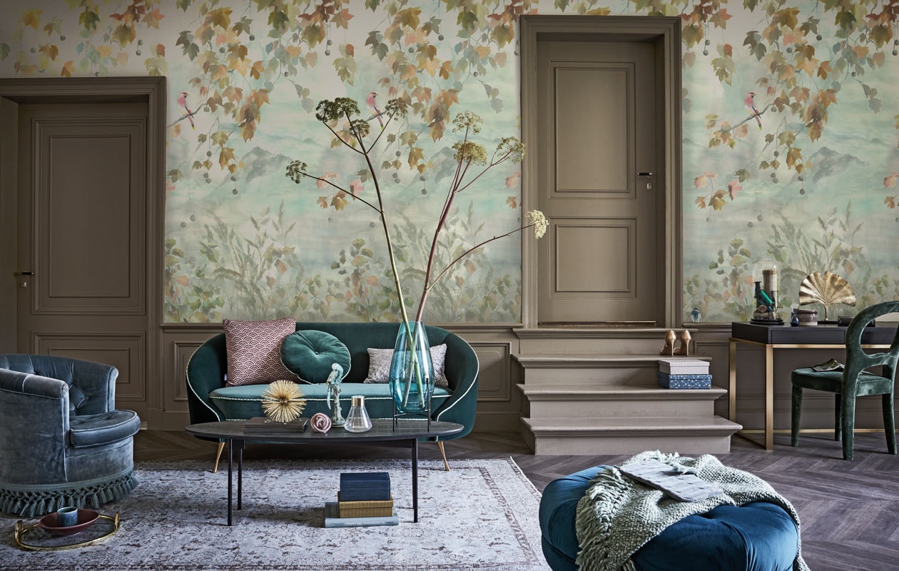 Groene bank met rond kussen Bold Monkey 165x79x77 cm, ronde poef, paarse kunstvorm, gouden waaier, zandloper, paarse ronde bak op bureau, blauwe vaas op pootjes, gouden sierbol Pols Potten, paars vierkant kussen, etui (loods5.nl). Staande lamp blauw met goud Bert Frank, groene bureaustoel Promemoria (covanderhorst.nl). Bureau, blauw boek, stolp met klossen (Edha-interieur.nl). Tafel zwart langwerpig (homestede.nl). Vloerkleed 305×177 cm (rozenkelim.nl). Blauwe stoel (pietjonker.nl). Gouden dienblad, vaasje glas met goudrand, lila langwerpig kussen (zarahome.com). Notitieboekje, plaid (maisonnl.nl). Doosjes onder de tafel en op trap, paarse schaal (bungalow.dk). Blauwe vogel (harlequin-lisse.biz). Blauwe mok (hm.com). Behang Miyako 140×300 cm (wva.nl). Vloer vtwonen Novilon Zoethout, 400 cm breed, Blauwe kwal Leonardo 11x7cm (vtwonen.nl). Goudkleurige schoenen privébezit.