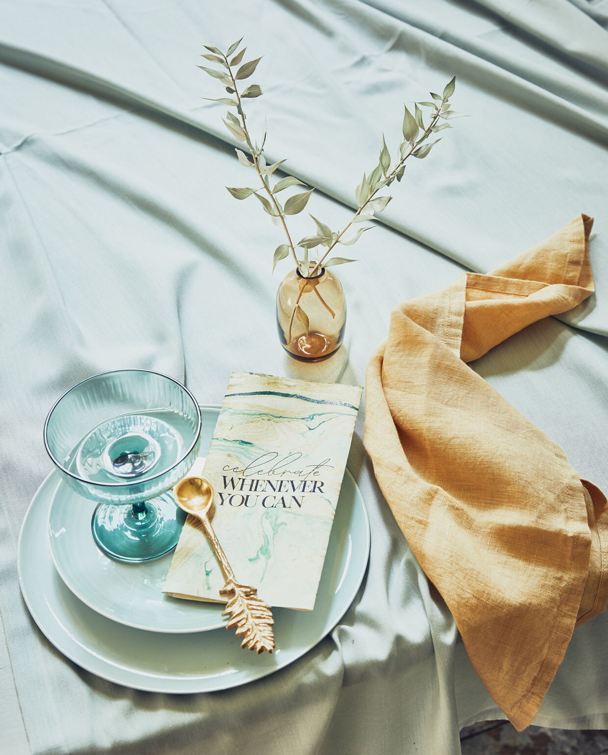 Marmerpapier (vanbeekonline.com). Champagnecoupe, minivaasje,lepel uit set van 3, blauw tafelkleed (hm.com). Okergeel linnen servet (hkliving.nl). Dinerborden, mintgroene borden, Ø 20,7 cm (vtwonen.nl). styling Cleo Scheulderman | fotografie Jeroen van der Spek