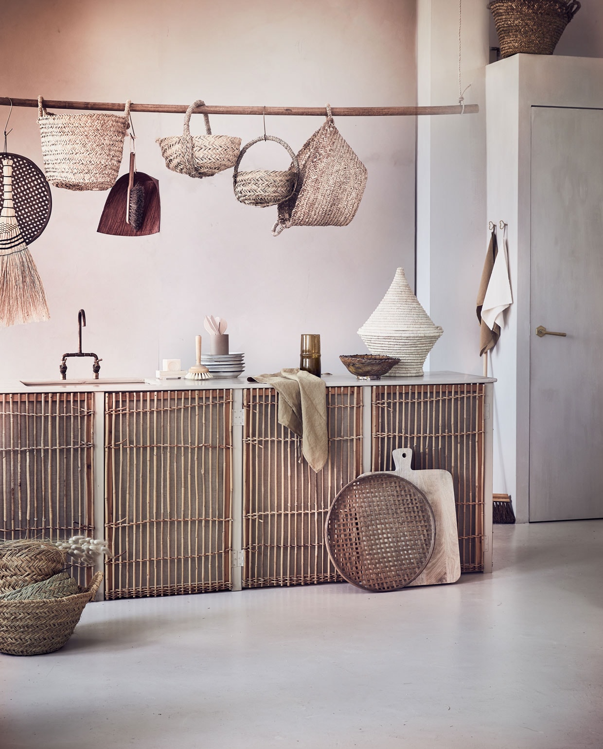 Keuken van Combitex (com-anders.nl), handbezem van rijstbladeren, Bath Tub Brush van eikenhout, Japans Harimi blik, Beuken en paardenhaar veger, kinder bezem, linnen theedoeken, handgemaakte Japanse borden, Japans Hinoki hout zeepbakje, botermes van Berkenhout, Brass Zenmai haak, koffie beker keramiek (pantoufle-design.nl), snijplank van Mangohout (nordal.eu) gevlochten mand met deksel uit Marokko (couleurlocale.eu), gevlochten dienbladen van bamboe (iblaursen.dk), vaas van gerycled glas, hangende manden: 2x fruitmand Essaouira, 2x vissersmand Essaouira L, manden op de grond: vissersmand Essaouira L, fruitmand Essaouira (householdhardware.nl), kraan (oudebouwmaterialen.nl), Kalkverf van Pure and Original in de kleur North Sea Silt (deruverfenbehang.nl,)