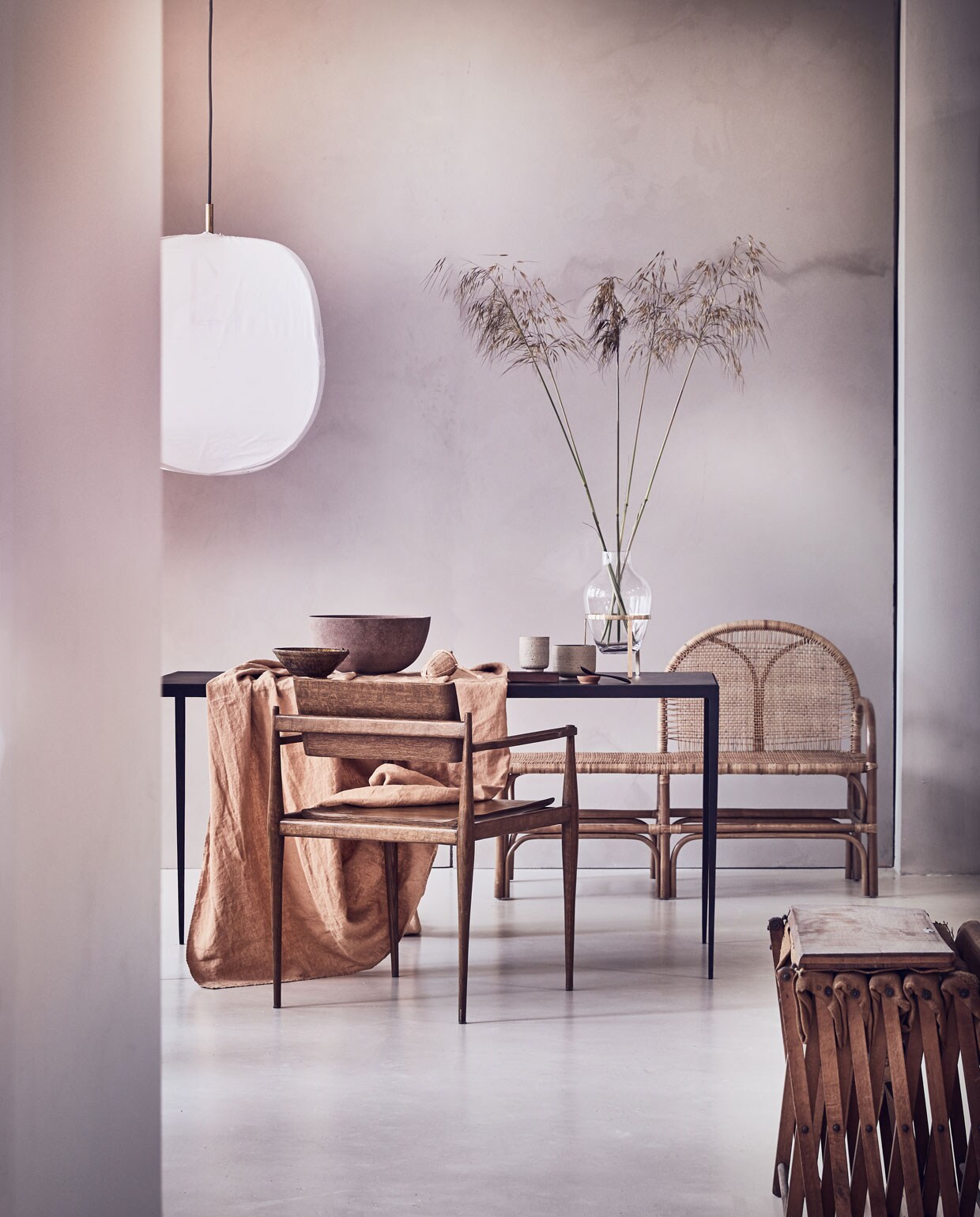 Tafel van staal en leer, 120x70x76 cm (lxbxh), houten stoel (paullelieveld.com). Tafellaken van gewassen linnen, Japans theezeefje van bamboe, handgemaakte lepel van rozenhout, vaas van glas en messing, koffiebeker van keramiek, kom, schaaltje van keramiek, vouwrek (pantoufle-design.nl). Rotan bank, 125x50x86 cm (nordal.eu). Handgemaakte kom uit Marokko (householdhardware.nl). Hanglamp van katoen en messing (couleurlocale.eu). Schaal privébezit.