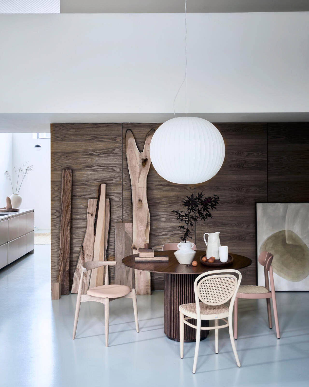 Teak- en eikenhouten eettafel Palais Royal van Asplund, 130×73 cm (Øxh) € 4116,-, hoogglans roze gelakte Thonet stoel nr 118 € 556,-, Thonet stoel 215R € 840,20, lichte houten stoel Elbow met leren zitting van Carl Hansen € 982,- (misterdesign.nl). Hanglamp Nelson Ball Bubble van Hay, Ø 68 cm € 758,-, vaas Connor van Bloomingville € 49,90 (vtwonen.nl). Stukken hout ter decoratie, prijs op aanvraag (fijnhout.nl). Vaas in keuken € 45,-, kan € 39,95 (zarahome.com). Houten schaal van Zanat € 367,- (kasstoor.nl). Bekers Arcs per 2 € 39,- (bolia.com). Schilderij onderdeel van een tweeluik, prijs op aanvraag (tessaderijk.com). vtwonen 08-2020 | fotografie Jeroen van der Spek | styling Cleo Scheulderman