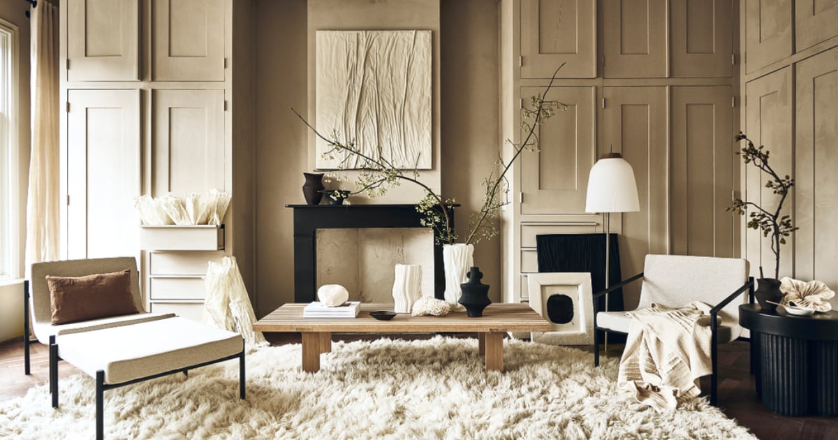 Crèmekleurige fauteuil Curve van Serax € 998,-, crèmekleurige fauteuil Curve van Serax met armleuningen € 1055,-, hocker Curve van Serax € 504,- (shop.vtwonen.nl). Bruin kussen € 69,-, houten lepel op zwarte tafel € 24,50, witte schotel op zwarte tafel € 22,50 (sukha.nl). Papieren kunst tegen kast € 125,-, moerbeipapieren kunst op zwarte tafel € 795,- (elsavisser.com). Bruine vaas op schouw € 39,99, bruin schoteltje op salontafel € 17,99, bruine vaas op zwarte tafel € 22,99 (zarahome.com). Wit kunstwerk, 100×120 cm, prijs op aanvraag, zwart kunstwerk Water &amp; Cracked Mud, 60×80 cm € 990,-, witte vaas op salontafel Vase Sculpture Small € 480,- (studio-harte.com). Zwart bakje op schouw € 19,99, zwarte vaas op salontafel € 24,99 (hm.com). Witte siervorm op tafel € 295,- (taxidermy.nl). Witte vaas links op tafel € 135,-, (fermliving.com). Stenen witte bol, prijs op aanvraag, houten salontafel vanaf € 1449,- (studiohenk.nl). Wit vloerkleed, 235×350 cm € 1395,-, wit plaid € 99,- (eijerkamp.nl). Vloerlamp vanaf € 840,- (bolia.com). Zwarte tafel € 449,-, boeken € 22,- (aedamanthony.nl). Wit kunstwerk met zwarte ronding, prijs op aanvraag (@ansdekruyf). Muurkleur en vloer onbekend. Overig privébezit. vtwonen 1-2023 | styling liza wassenaar | fotografie sjoerd eickmans
