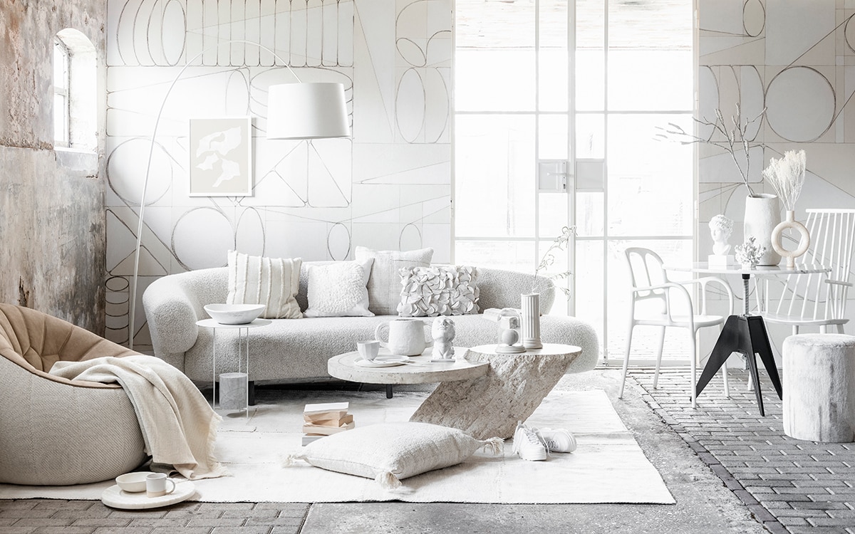 Behang (wallanddeco.com). Witte staande lamp, stoel met hoge rug van Hay, stoel met armleuning, kussen met ronde vormen, witte tak in hoge vaas, plaid op stoel, ronde schaal op tafeltje, sierkoraal (loods5.nl). Poster in lijst A2 (theposterclub.com). Kussen op grond, kussen links op bank, kussen derde van links, vloerkleed (couleurlocale.eu). Tafel met stenen voet (pietjonker.nl). Stoel met bruine zitting (mobilia.nl). Vaas met ronde cirkel van Alice Heron, mok op de grond, witte mok zonder oor (studiopansa.com). Bank, ronde tafel met zwarte poot, rond wit bijzettafeltje, schaal op de grond, poef rechts (covanderhorst.nl). Pot met groot oor, grote hoge vaas op tafel (serax.com). Droogtakjes (tuinvanjudith.wordpress.com). Witte schoenen, vaas met ribbel op tafel, witte stolp, wit bord, soepkom (hm.com). Bal van steen in stolp (101cph.com). Wit hoofd op tafel, zelf wit gespoten. Buste op eettafel (zarahome.com). Bestek vierdelig (lisannevanzanten.nl).
