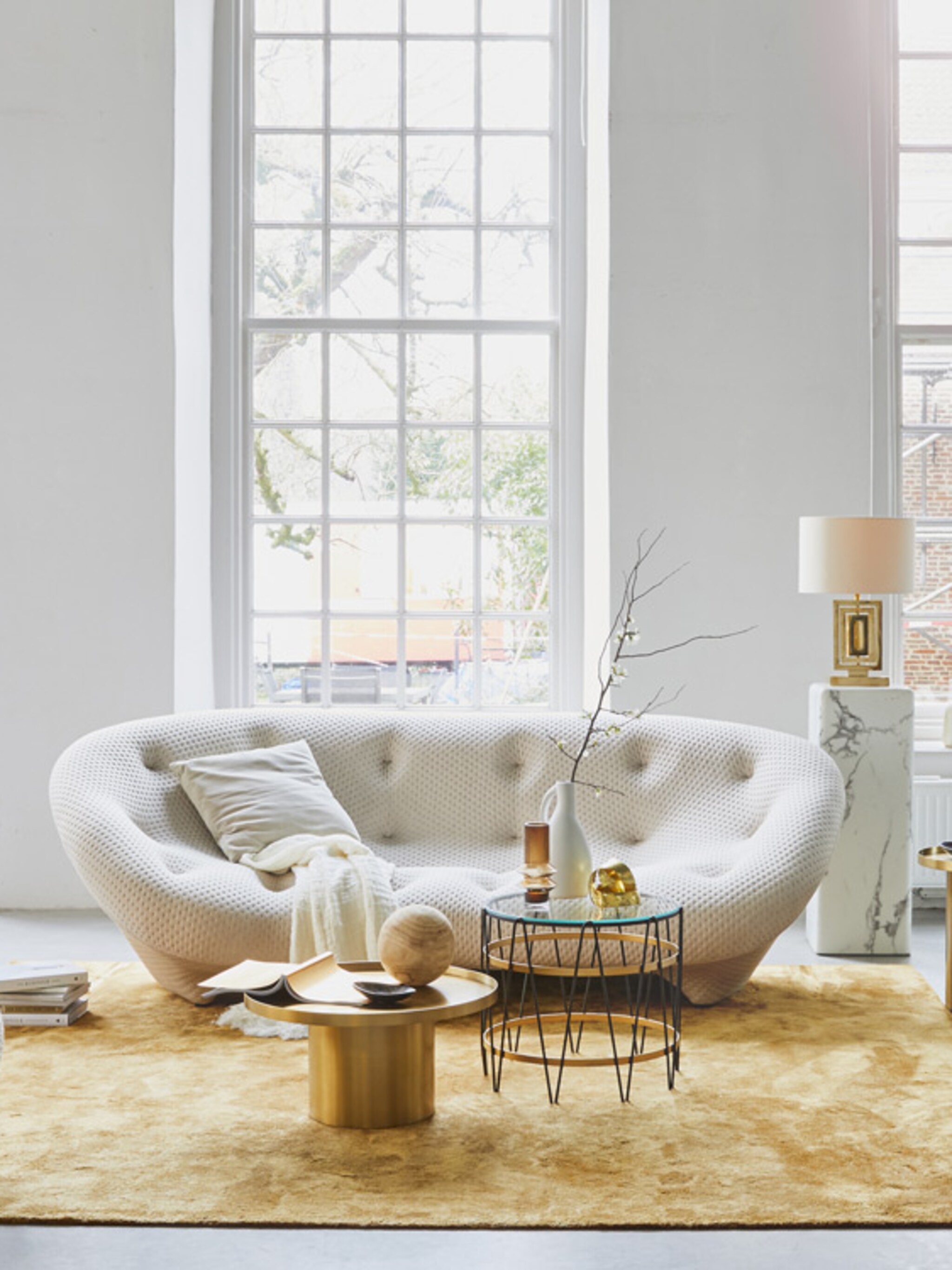stylen met organische vormen en luxe materialen