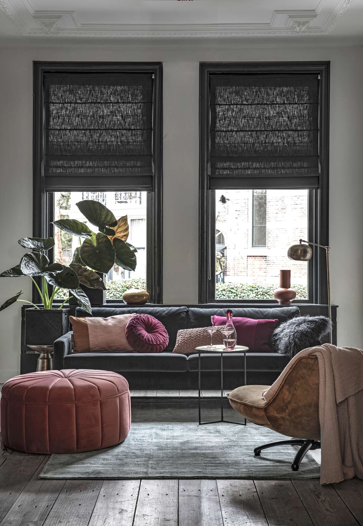 Driezitsbank Astha in Velours Dark Grey , grote poef Dixie in Velours Vintage Rosa sofacompany.com. Fauteuil Dirk hetkabinet.nl. Grijsgroen vloerkleed, 160x230 cm, okergele vaas, rond aubergine kleurig velours kussentje, oudroze smock kussentje, oudroze plaid woondock.nl. Bijzettafel Corinthia van Lifestyle, metaal brons, 40x55 cm (Øxh), bijzettafel Copenhagen van Rivièra Maison, mat bronzen vloerlamp Nordal Globe, 140x50 cm, terra kleurige vaas Theseus van Urban Nature Culture vtwonen.nl/shop. Roze glazen karaf, roze cocktailglazen per stuk H&amp;M. Kussen met twee vlakken in okergeel/zachtroze en donkerrood/donkerroze, 40x60 cm per stuk kus-sen.nl. Grijs vacht- kussentje Tibet Nightsquare zenzahome.com. vtwonen 02-2019  | styling Moniek Visser | fotografie Peggy Janssen