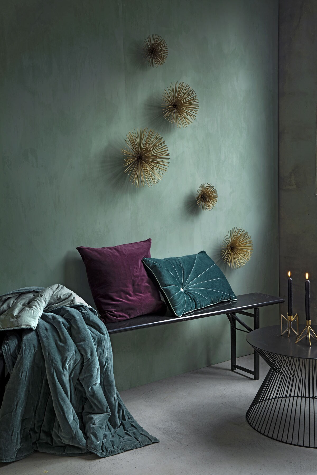 Muur is geverfd met kalkverf in de kleur Lagune (). Wanddecoraties Stardust Gold (). Groene fluwelen  van Walra (). Donkerrood fluwelen kussen (). Groen fluwelen kussen, kandelaars (). Zwarte salontafel Suus (). Zwart geschilderd biertafelbankje privébezit, soortgelijk bij de bouwmarkt.