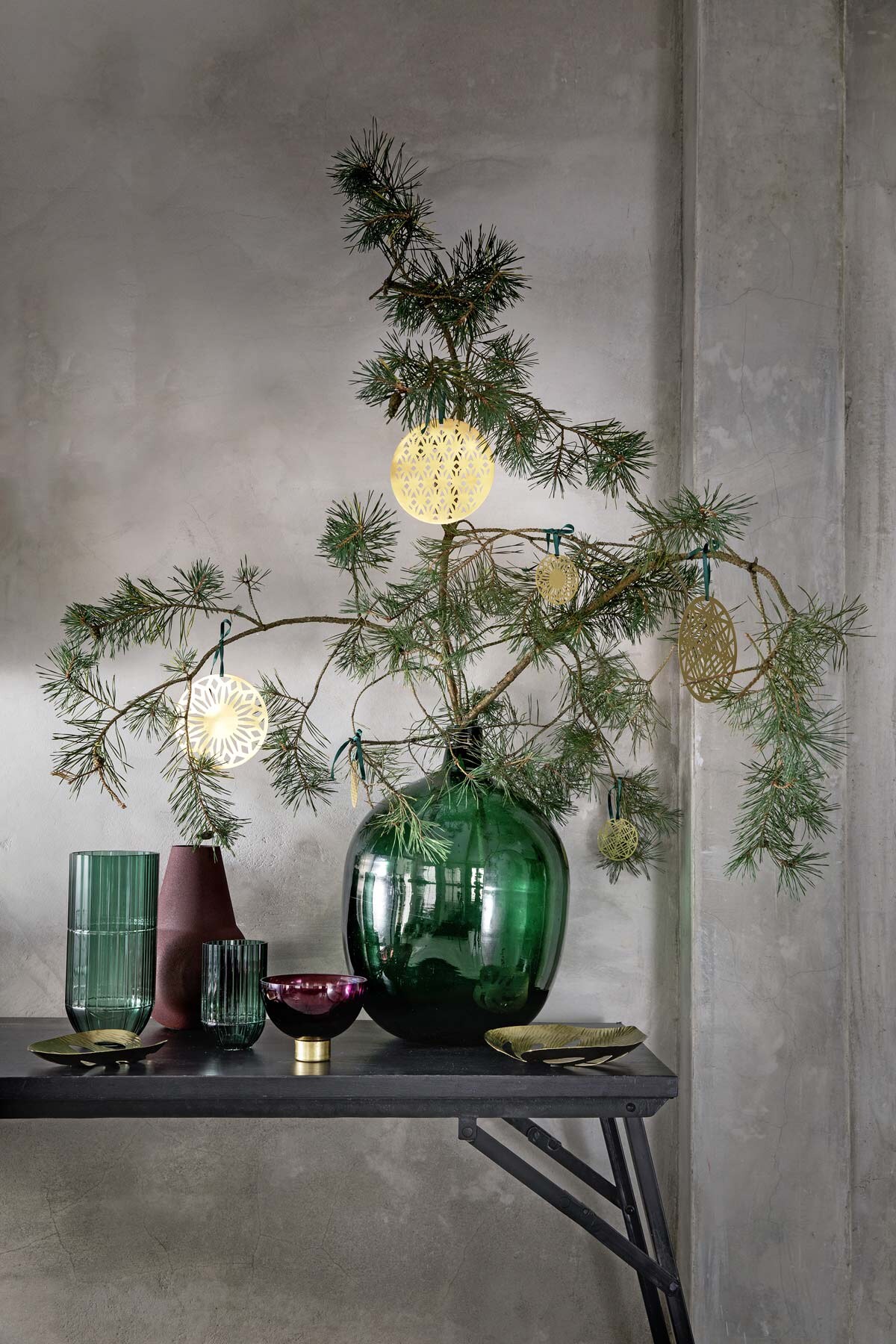 Goudkleurige hangers, auberginekleurig vaasje (). Hoge groene  van Hay, lage groene  van Hay (). Schaaltje op goudkleurige voet, goudkleurige bladschaaltjes (). Tafel en groene flesvaas privébezit.