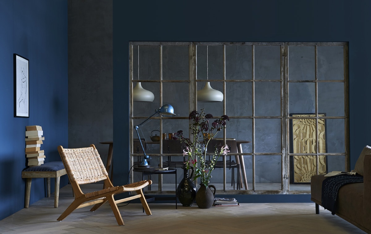 Parket visgraat Eiken white wash geolied (). Op de wand krijtverf Classico Steel Blue, muurverf achterwand Marrakech Walls (). Eettafel Olger van walnotenhout, stoelen (). Lampen boven tafel (). Op tafel: theepot, vierkante schaal (). Glazen ().  tegen de wand, tekening aan de wand, rieten  (). Bankje, grote kruik (). Kleine kruik (). Tafeltje met marmeren blad (). Jieldé lamp (). Leren 2,5 zits bank Flex met 1 arm (). Oude ramen privébezit, soortgelijke bij Jan van IJken Oude Bouwmaterialen.