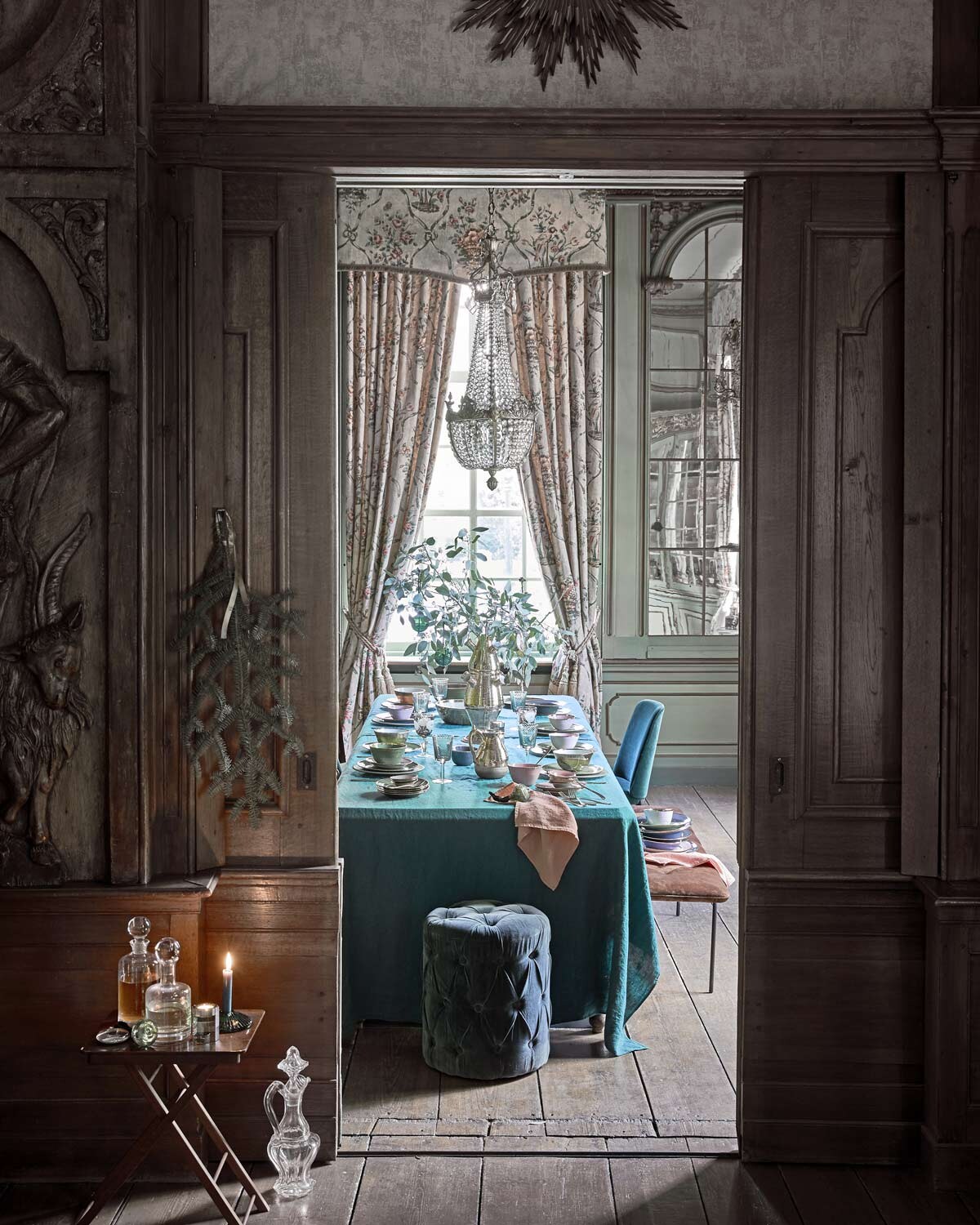 Linnen tafelkleed, linnen servetten (Couleur Locale). Fluwelen bankje Tip Toe Bench (Goeds). Groenfluwelen stoel (Design 020). Fluwelen poef (Nordal). Dinerborden met gouden rand, kleine bordjes, kommen, gouden kan, goud geglazuurde tulpenvaas (Anouk Kramer). Glazen op voet (Pols Potten). Goudkleurig bestek 24-delig (vtwonen.nl). Overig privébezit.