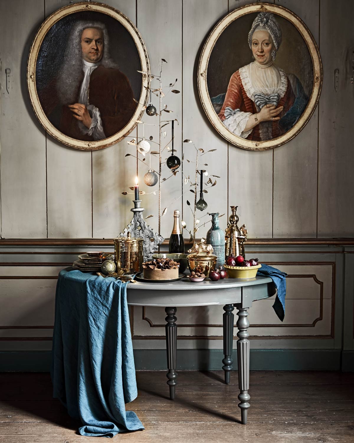 Ovale tafel (Combitex). Goud geglazuurde borden en kommen, goud geglazuurde pot met deksel, engel, pot met deksel wildzwijn (Anouk Kramer). Groen geglazuurde kandelaar van Tamegroute aardewerk, groen geglazuurde karaf, okergele aardewerken schaal (Household Hardware). Linnen tafelkleed, linnen servet (H&amp;M). Goudkleurige boompjes met blaadjes (Bungalow Denmark). Glazen kerstballen met lint (Nordal). Glitter kerstballen (Madam Stoltz). Overig privébezit.