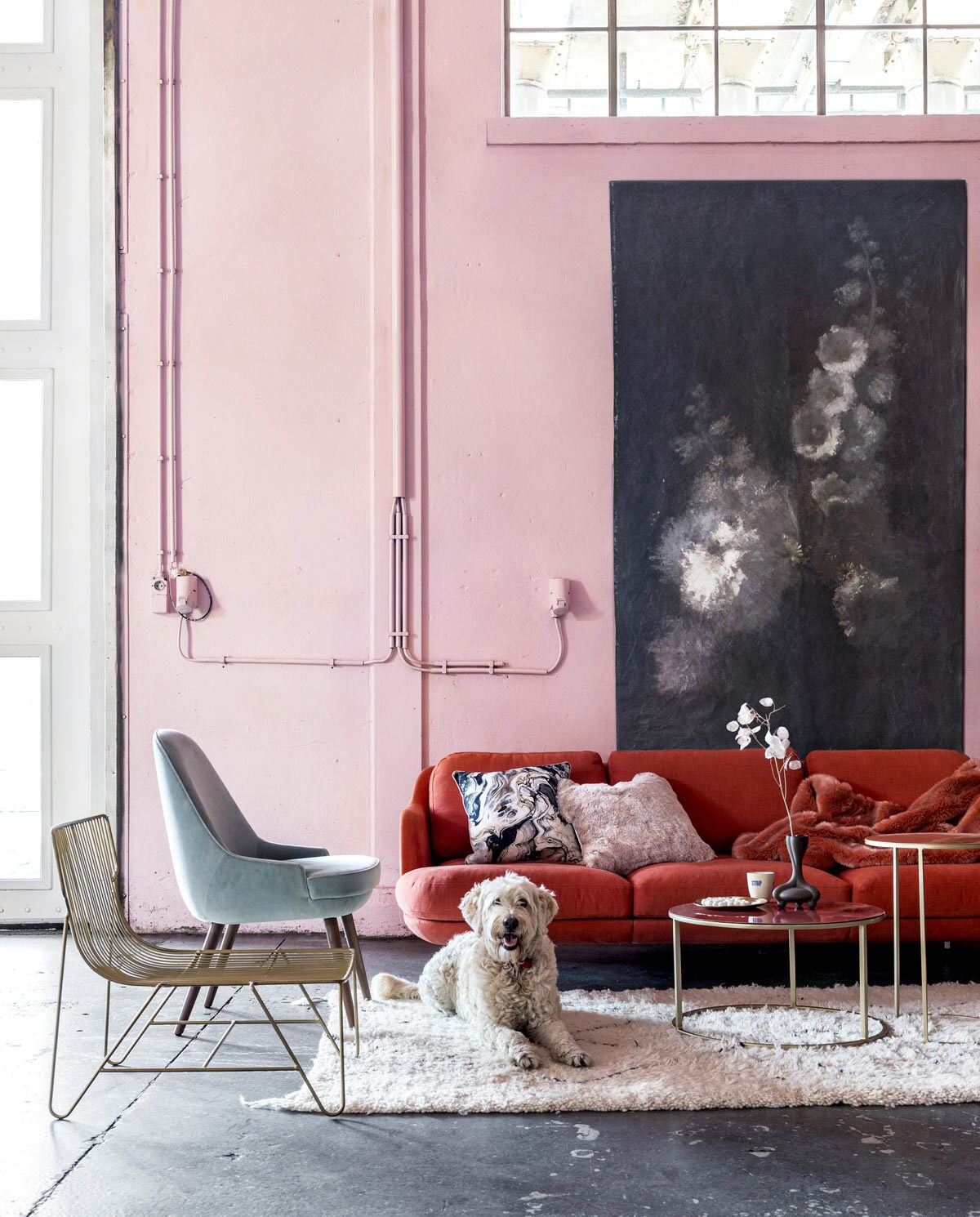 Lune 3-zitsbank, ontworpen door Jaime Hayón voor Fritz Hansen, fauteuil in zeegroen fluweel ontworpen door Walter Knoll (Mister Design). Kussen met marmereffect van Nordal (vtwonen.nl). Kussen van nepbont en plaid van nepbont (Padcon). Messingkleurige draadstoel van Madam Stolz (deens.nl). Tafels, vloerkleed (Pols Potten). Canvas doek met kreukeffect met kopie van schilderij Stilleven met Bloemen van Auguste Jouve uit de collectie van het Rijksmuseum (More than Canvas). Vaas in samenwerking met Roderick Vos, mok in samenwerking met Edwin Vollebergh (Social Label).