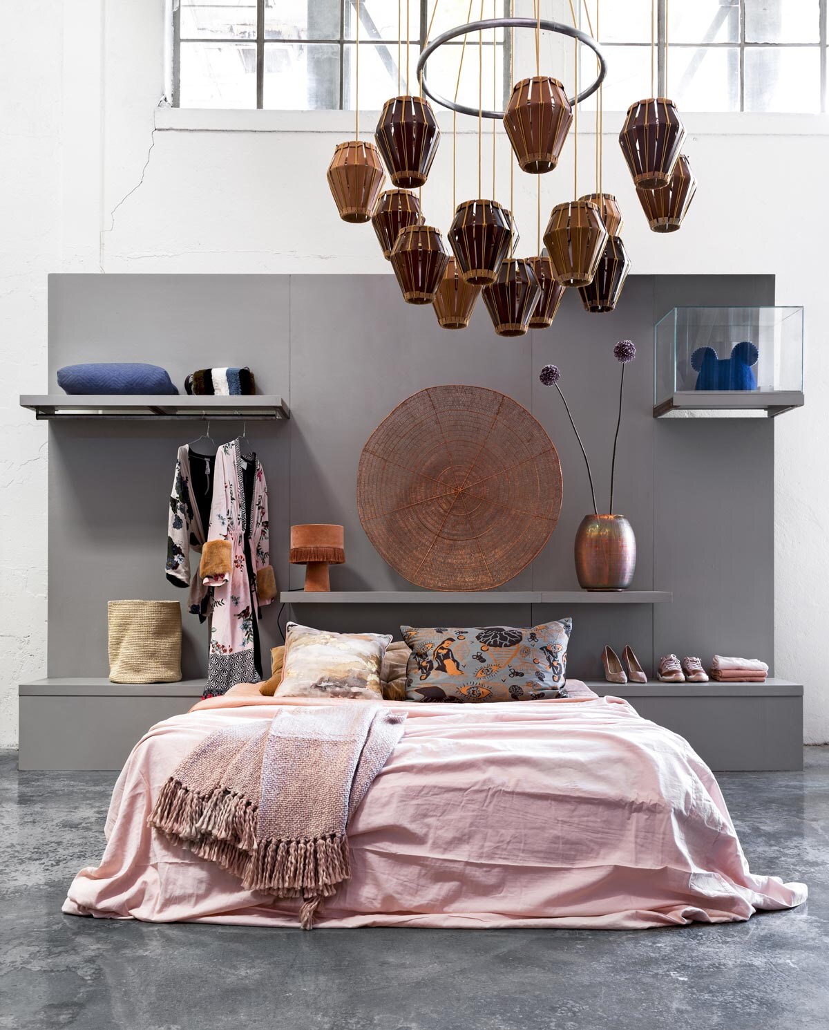 Kroonluchter gemaakt van leren lampen in samenwerking met Kiki van Eijk, blauw vilten stolp in samenwerking met Edward van Vliet, kussen mask in samenwerking met Marc Mulders (Social Label). Bedhoofdeinde ontwerp door Piet Hein Eek, verf kleur F20555 (Sikkens). Dekbedovertrekset in roze stonewashed katoensatijn, stonewashed linnen laken kleur Copper (House in Style). Kussen met marmereffect van Nordal, roze plaid van Malagoon (vtwonen.nl). XXL draadmand van koper, glazen vaas (Pols Potten). Op plank kussen van Ferm Living (Mister Design). Tas van imitatiebont (essential-antwerp.com). Kimono met bontmouw (Replay Jeans). Kimono (Hanro). Pumps (Feraggio). Sneakers (Nike). Overig privébezit.