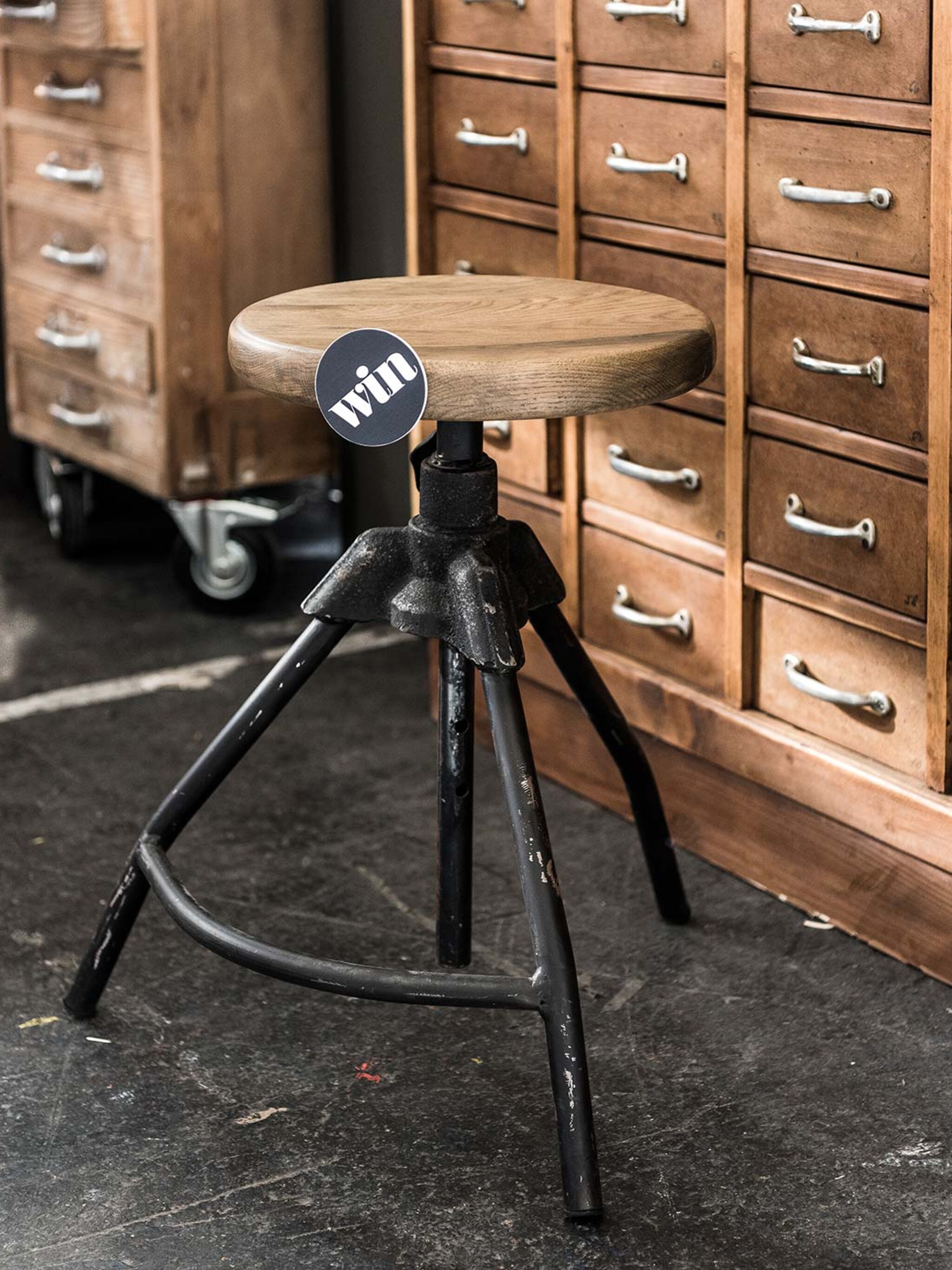 win een kruk van neef louis