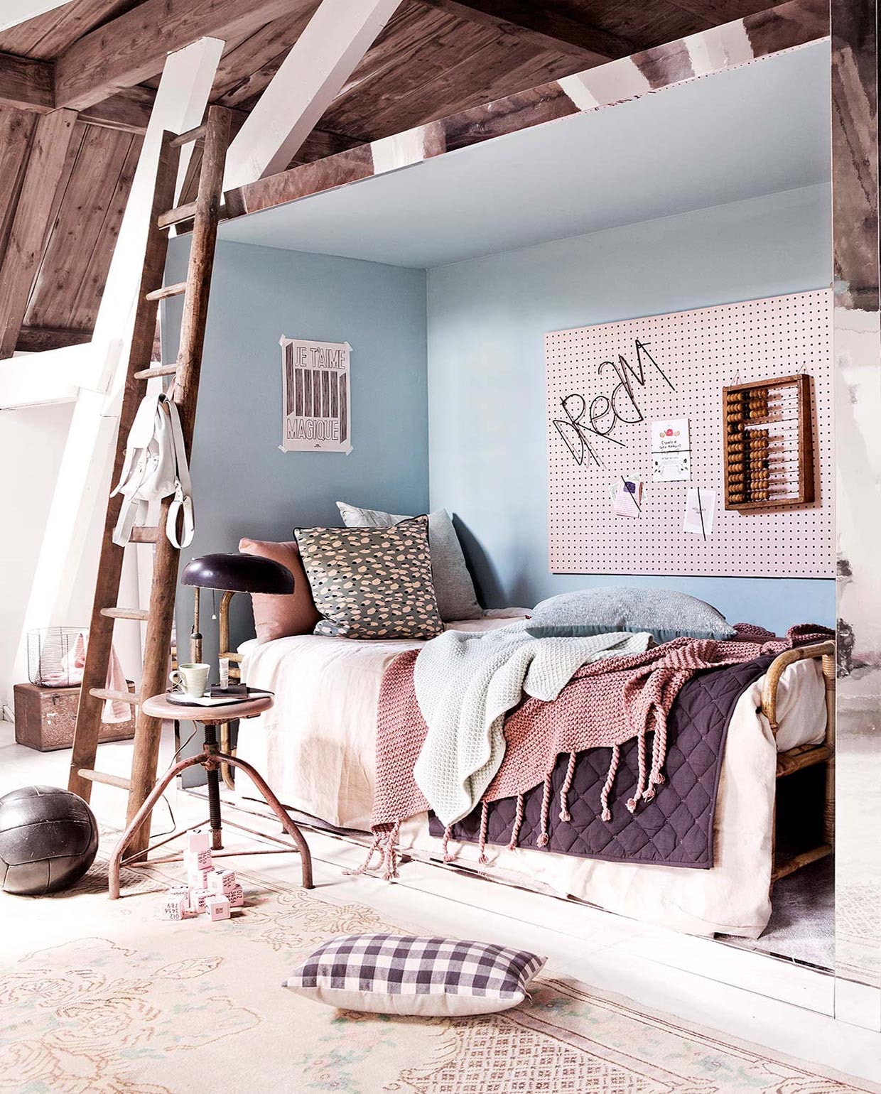 Ladder (). Tas (). Lamp, kruk, box (). Schrift, roze servet (). Blokken, grijze plaid, zwart-roze kussen (). Bruine kelim (). Poster, kaarten (). Roze  van Hay, kussen met print van Ferm Living, blauw  van By Mölle, blauw  met print Meta van De Kussenfabriek (). Dekbedovertrek, groene plaid, draadmand, Letters Dream (). Roze plaid, telraam (). Overig privébezit. vtwonen 09-2018 | Fotografie Jeltje Fotografie | Styling Liza Wassenaar
