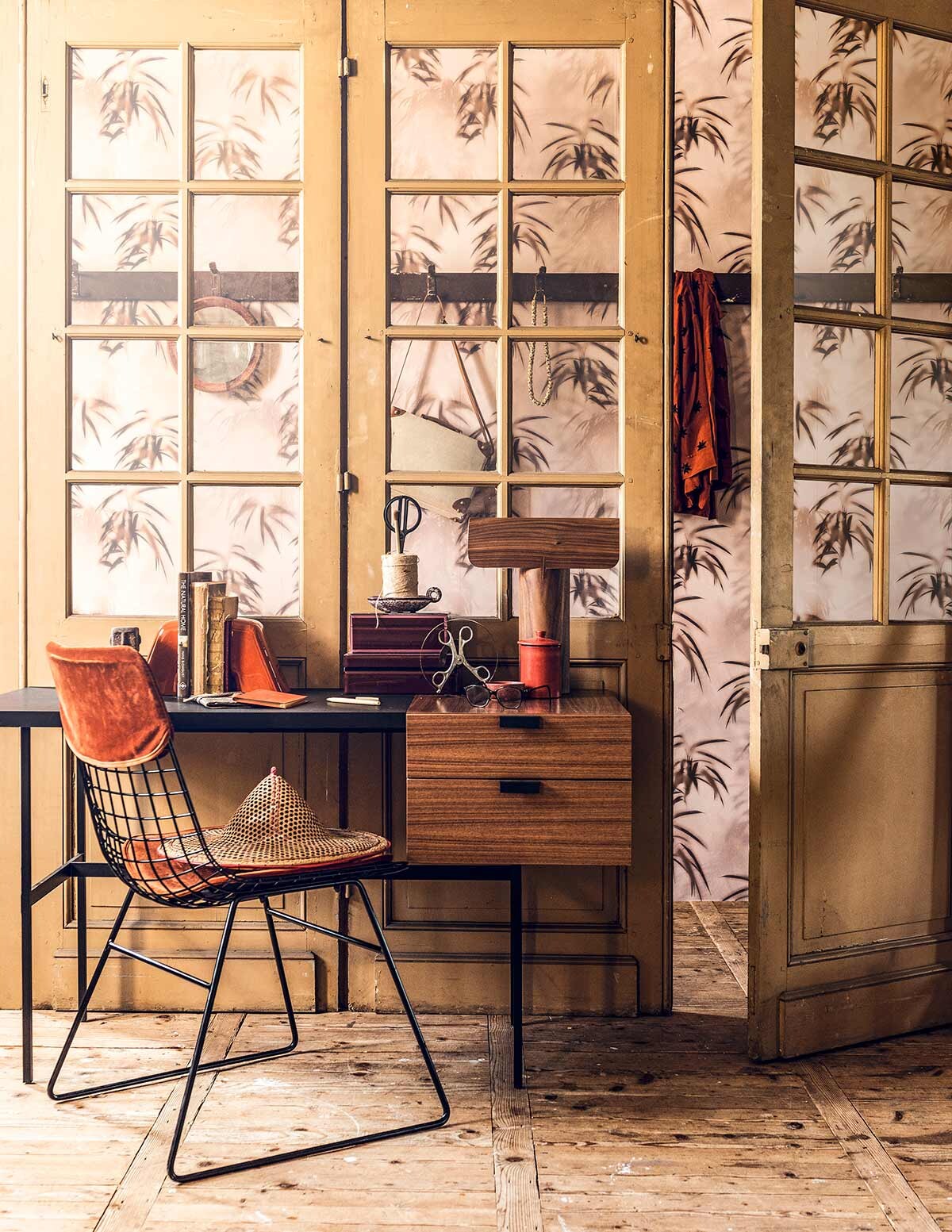Behang Dimensions by Edward van Vliet (BN). Bureau (Homestede). Stoel, kussens (HKliving). Deuren (Jan van IJken Oude Bouwmaterialen). Bureaulamp (Mobilia). Koffer aan de kapstok, spiegel, leren agenda (De Weldaad). Kapstok, strohoed (Combitex). Doosjes, rode pot, boeken (MaisonNL). Bakje met oor, beeld achter stoelleuning, bruin bakje (Things I Like Things I Love). Schaar in frame (Burbri Antiek). Boekenhouders (Homestede). Ketting (Coppenhagen Kralen / Beads). Pen (HAY). Blouse, bril en schaar privébezit.
