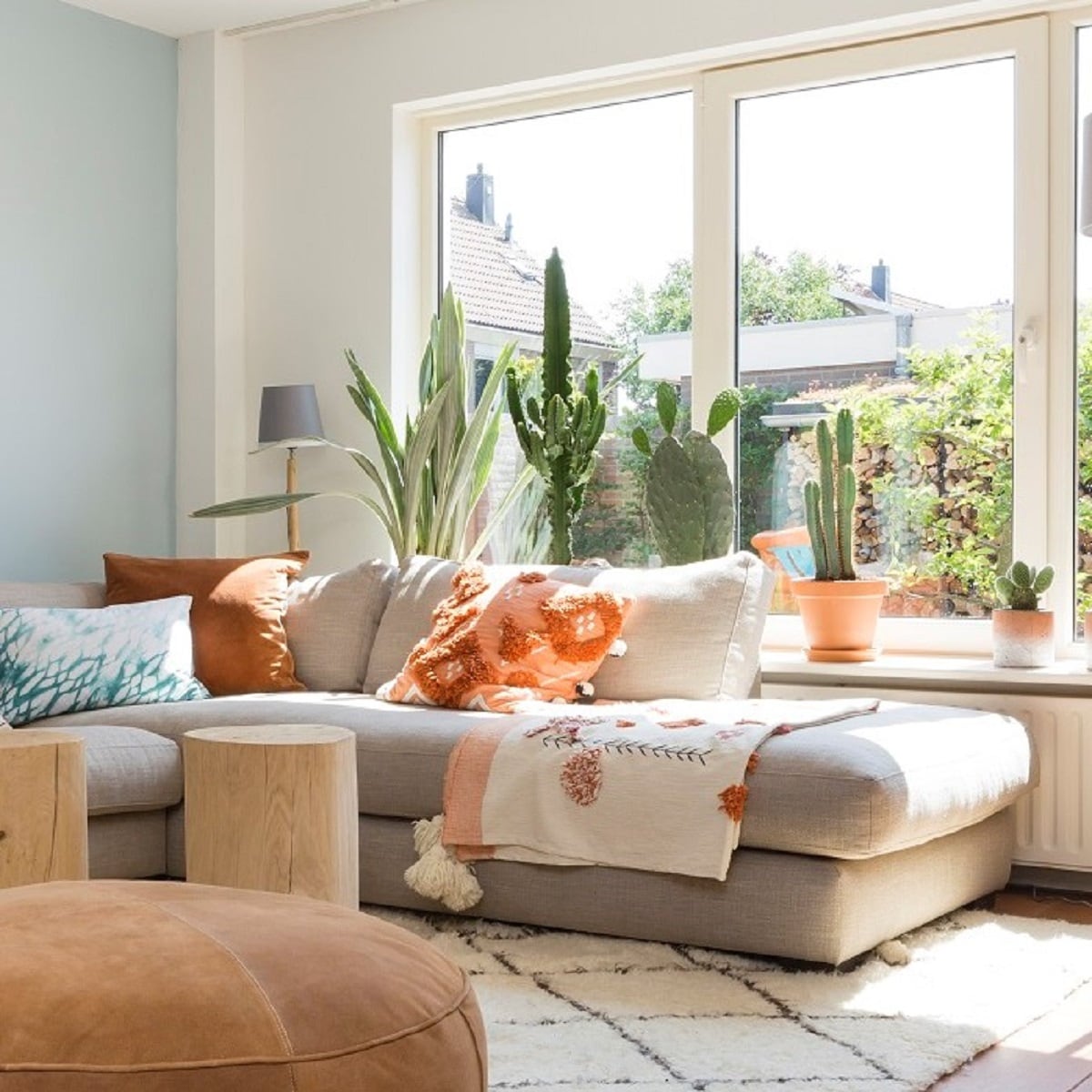 Zon, zomer, planten, schaduw, lichte woonkamer vtwonen 2019-01, SPECIAL | fotografie Barbara Kieboom | styling Marianne Luning