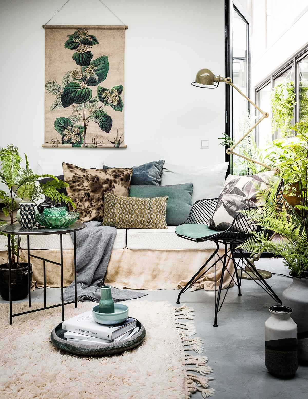 Poster, groen kussen, kussen met print van bladeren (vtwonen.nl). Pot, varen (De Weldaad). Tafel, lamp, stoel, vazen, kan, schaaltje (Mobilia). Mok met print (MaisonNL). Glazen bakjes (Linda’s hoekje). Kussen zwart-bruin (Brecht Murré Atelier). Kussen met print, schaal (Things I Like Things I Love). Overig privébezit.
