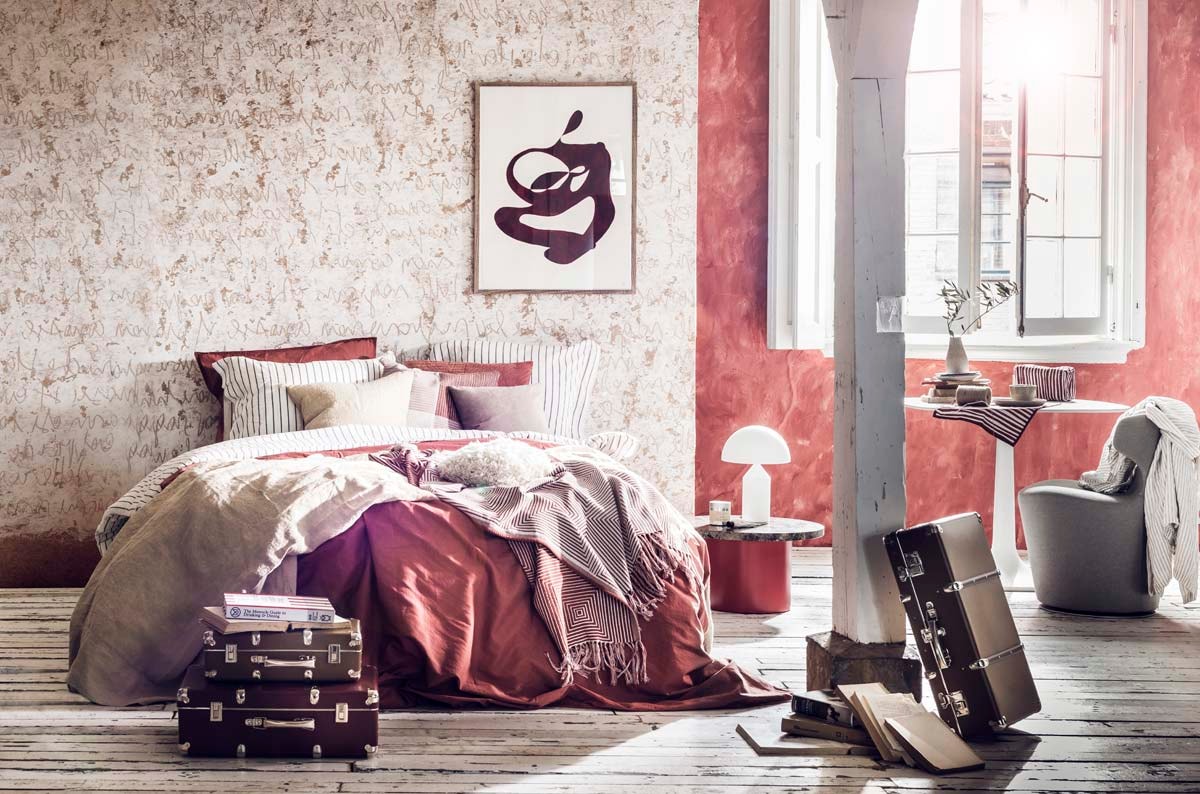 Muurverf kleur Drummond 16 van Little Greene (). Behang met letters (). Beddengoed wit met grijze streep, rood beddengoed, sprei wit met rode streep, geblokte kussenhoes, grijs-witte linnen japon (). Zandkleurige sprei, kussen (). Grijs kussen (). Ronde bijzettafel Enoki gebruikt als nachtkastje, witte lamp (). Toilettas rood met witte strepen, rood-wit handdoekje op tafel (). Witte tafel met afgeronde randen, grijze stoel (). Schotels, kom, vaasje (). Koffers (). Boek The Monocle Guide to Drinking &amp; Dining (). Kunst aan de muur (). Overig privébezit.