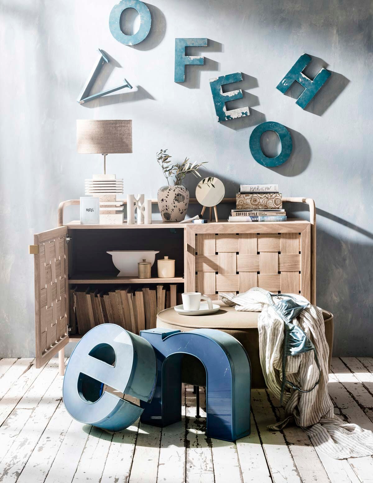 Muurverf kleur Grey Stone 276 van Little Greene (). Lampenvoet (). Dressoir, vaas met spikkels (). Poef (). Vaasjes met oor, witte vaas in het dressoir (). Ansichtkaart Hotel (). Ronde spiegel op pootjes (). Boek Marilyn (). Opbergdoos met print, blauwe beha , lampenkap, potjes in het dressoir (). Tafelboek Shot of Joy, schotel op poef (). Letters aan de muur (). Kop met oor (charlottekristensen.com). Blauwe staande letters (). Badjas met grijze streep (). Boeken privébezit.
