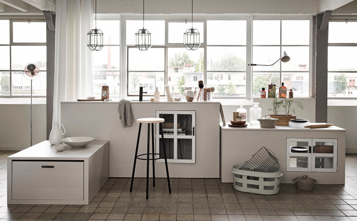 Keuken (). , ,  van Hay, , , , , ,   (). Glazen voorraadpotten, grijze hanglamp (). Houten roller, houten kistjes, wit-bruin potje (). Grote witte schaal, kleine witte kom, houten borden (). Grijze theedoek (). Houten plank met glas (). Mok (). Stalamp met bruine bol (). Kraan (). Overig privébezit.