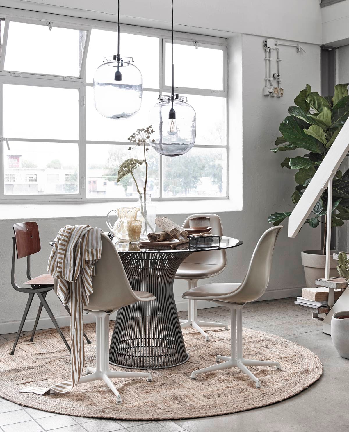 ,  van HKliving (). Houten stoel (). Beige stoelen (). Tafel van glas (). Glazen kan met stippen, glas (). Badjas, glazen bakje (). Lepel (). Beige tafelloper (). Borden van hout (). Bakje (). Houten lepels, dienblad (). Overig privébezit.