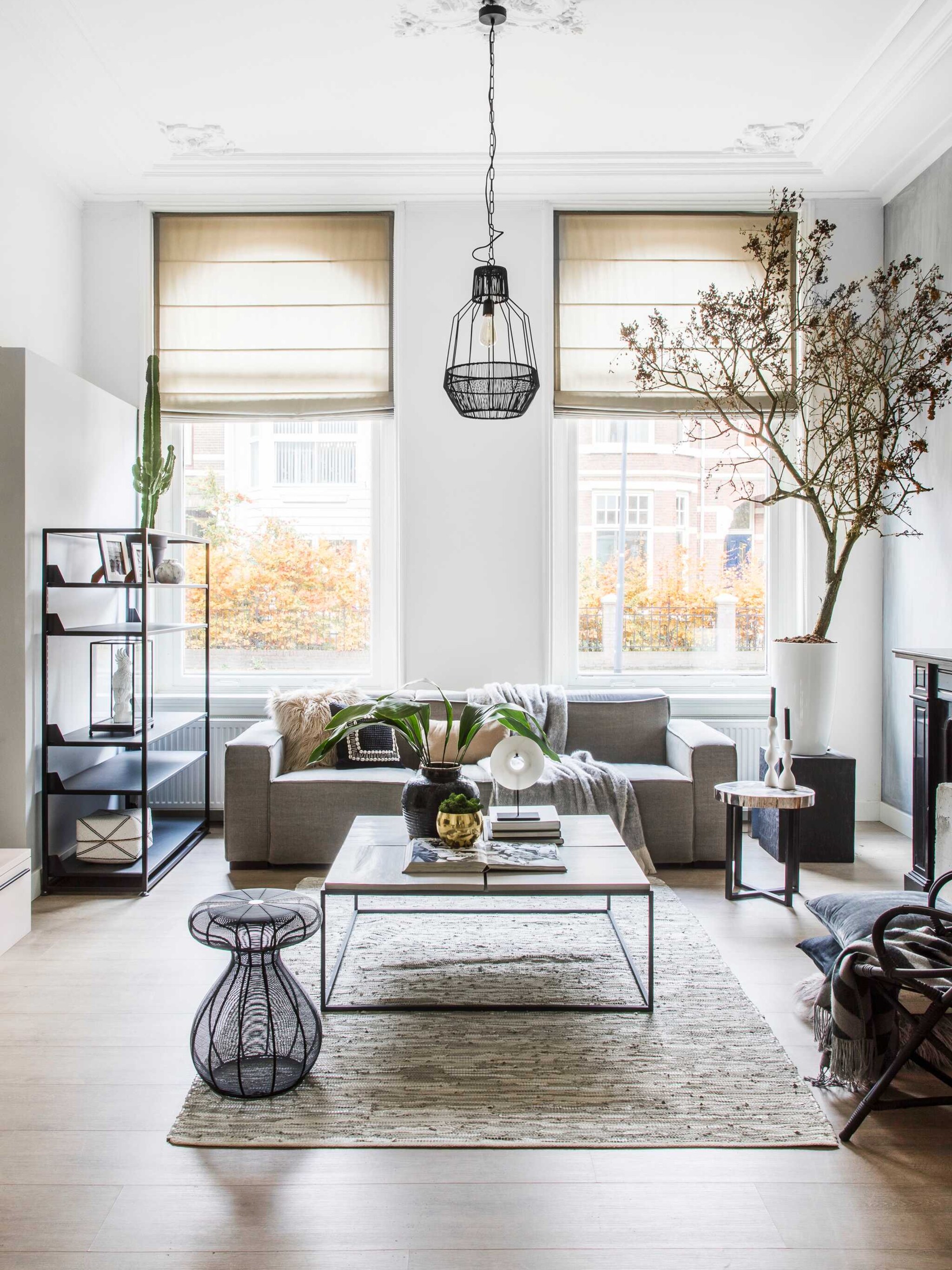 klein appartement met zwarte en witte accenten