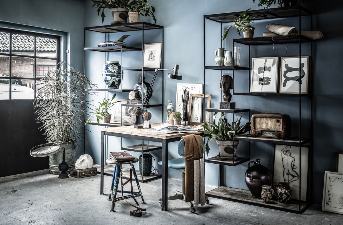 Muurverf Juniper Ash (). Ton met deksel ().  van HKliving (). Wit hoofd, metalen kistje (). In kast links, van boven naar beneden:  (), grote vaas met blauwe bloemenprint (), glanzende ronde kandelaar (), wit koraal op voet (),  (), lamp (), schilderij sepia, blauwe vaas (). Op de tafel (): kopjes op sokkel, per stuk, wit voetje (), figuur uit symbolic animal set (), hand (). Kruk, stoel (). Sjaal (). Bruine leren tas (). In kast rechts, van boven naar beneden: bloempot van Nordal (), lappen stof (), vaas met siervormen, vaas met gezicht (), glazen vaas, kunstwerk Anne Olde Kalter (), hoofd op sokkel, radio (), vaas, vaasjes met vlekken (), schilderij met man ( via Nicole Wegman). Schilderij van kunstuitleen (). Houten lijst (kringloopwinkel). Kasten, hoedenmal en boeken privébezit.