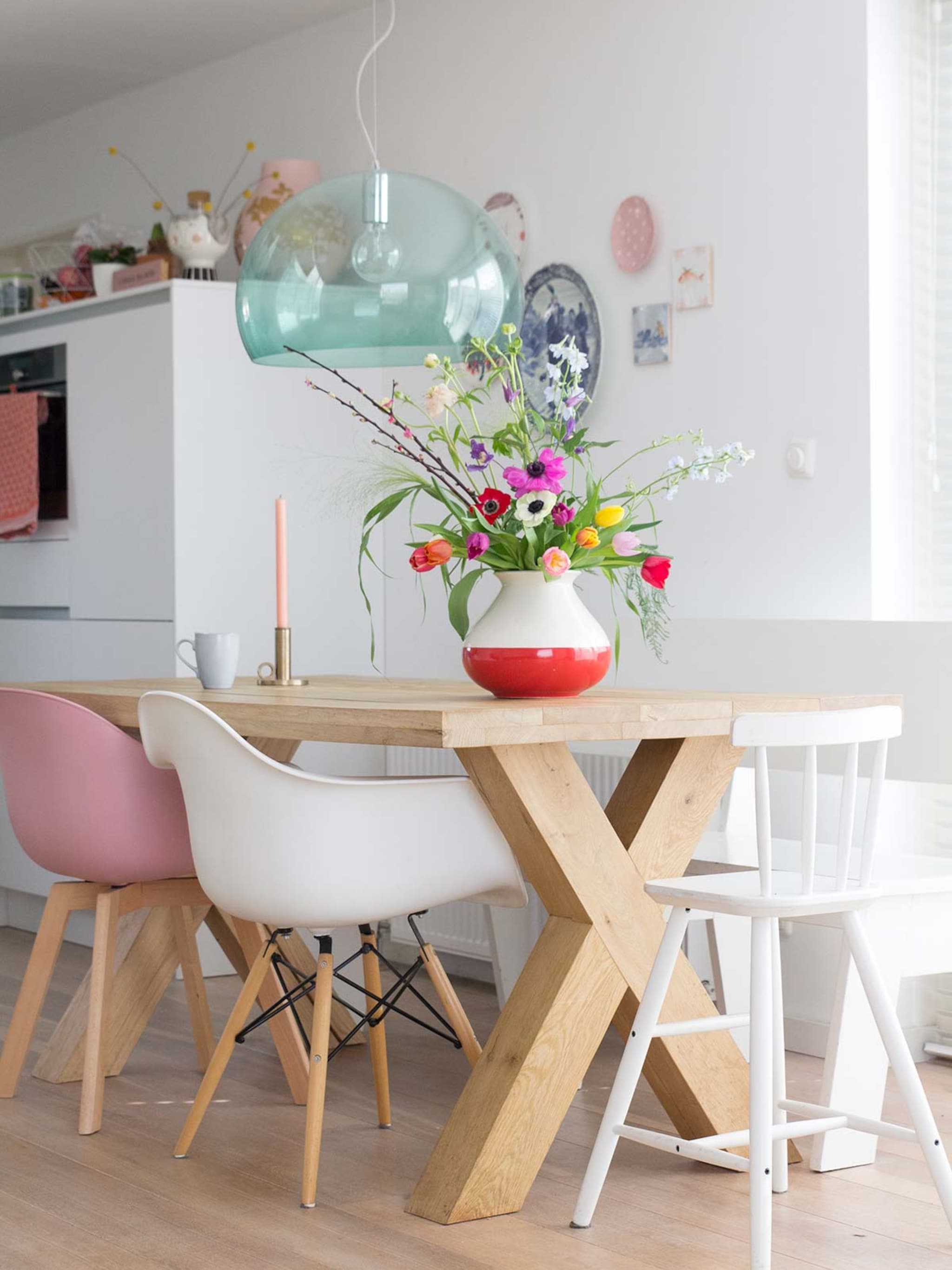 voorjaarsbloemen op tafel