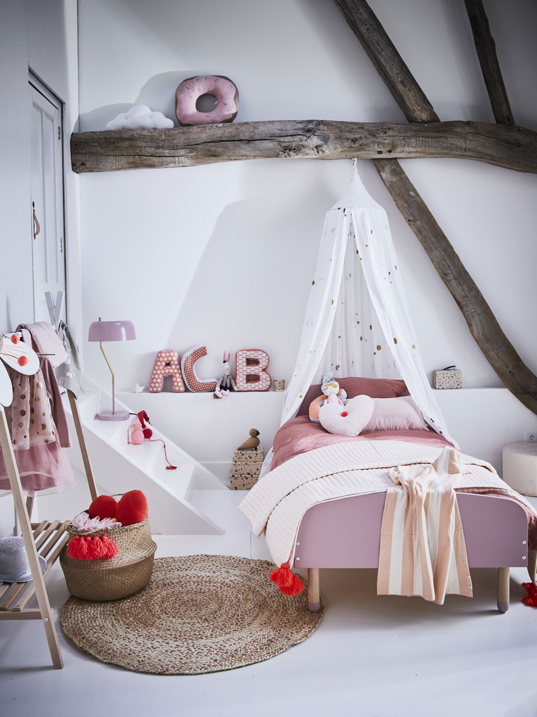 een kinderkamer waar geslapen en gespeeld wordt