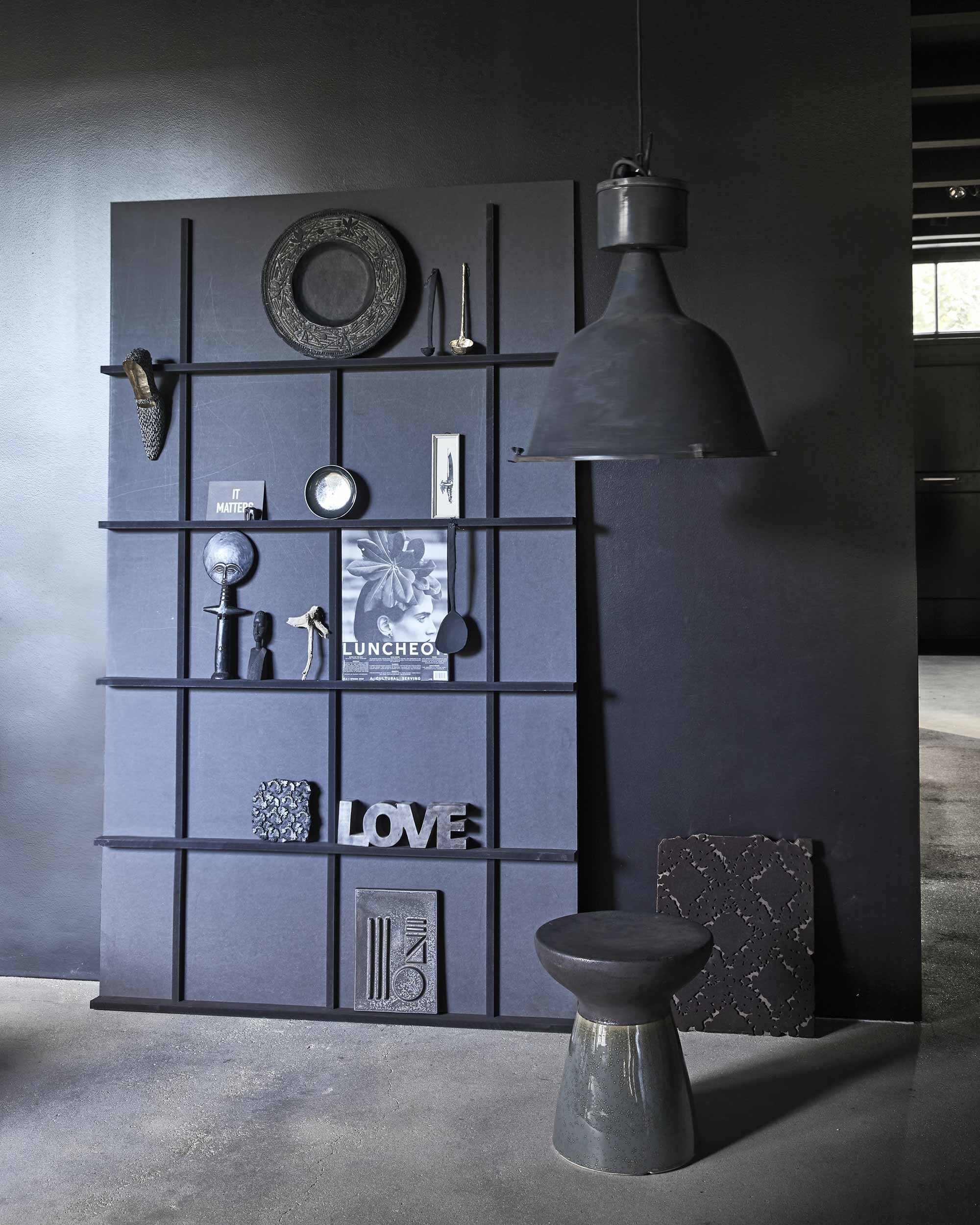Letterbakkast op maat gemaakt van zwart mdf (Jakob Nijsen). Lamp (Van Dijk &amp; Ko). Aardewerken kruk, muurornament van keramiek, set van 3 (House Doctor). Schoen van papier-maché, diverse lepels van papier-maché, gedecoreerd bord van karton, alles unica (Mirjam Franken). Bordje (HKliving). Grote, oude stempel (Spoor 38). Overig privébezit.