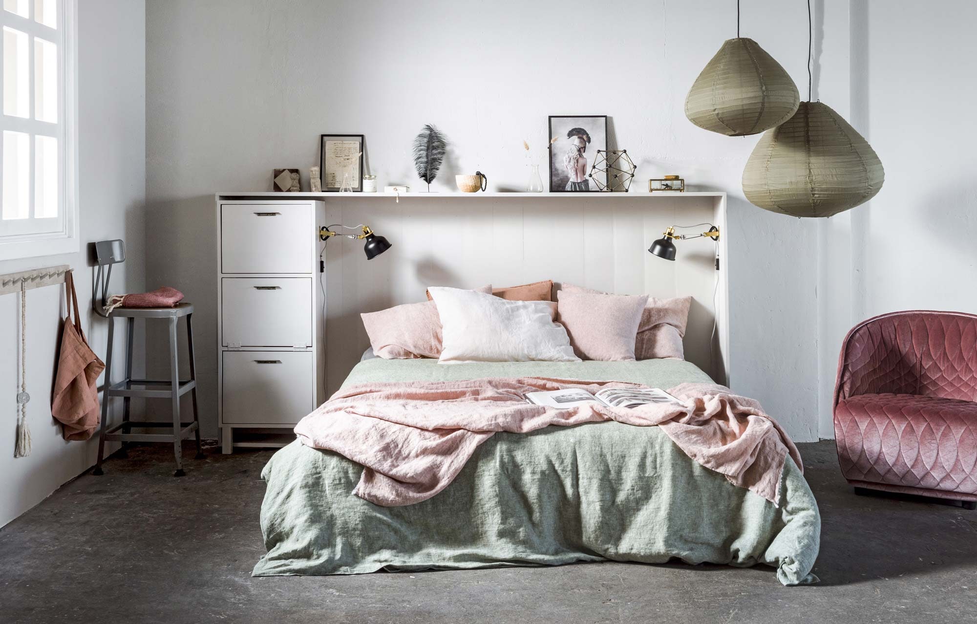 Op maat gemaakt hoofdbord inclusief kast, in de kleur French Grey – Mid 162 van Little Greene (). Kleur op de wand French Grey – Mid 162 (). Boxspring Bekkestua, zwarte wandlampen (). Hanglampen van groen katoen, ornament moleculair (). Fluwelen fauteuil (). Armband van Return to Sender, kralenketting, stenen hoofd klein, groot, zwarte lijst van Moebe, kaars in glazen pot van Moments, papieren doosje met slinger van Return to Sender, houten schaal, zwarte lijst met poster vrouw, groot boek Move and Work (). Zwarte veer, standaard, roze sprei op kruk, roze tegel met ruit, handgeschreven oude brief, donkerroze linnen kussen (). Grote roze linnen tas, berkenhouten rekje (). Hoge kruk ()Tweepersoons linnen dekbedovertrek in kleur Fern, linnen kussenslopen 60×70 cm in de kleuren Pink Salt en Blush, linnen kussensloop, 50×50 cm in de kleur Pink Salt, linnen plaid in de kleur Pink Salt (). Glazen vaasjes met pluimen en glazen sieradenbakje privébezit.