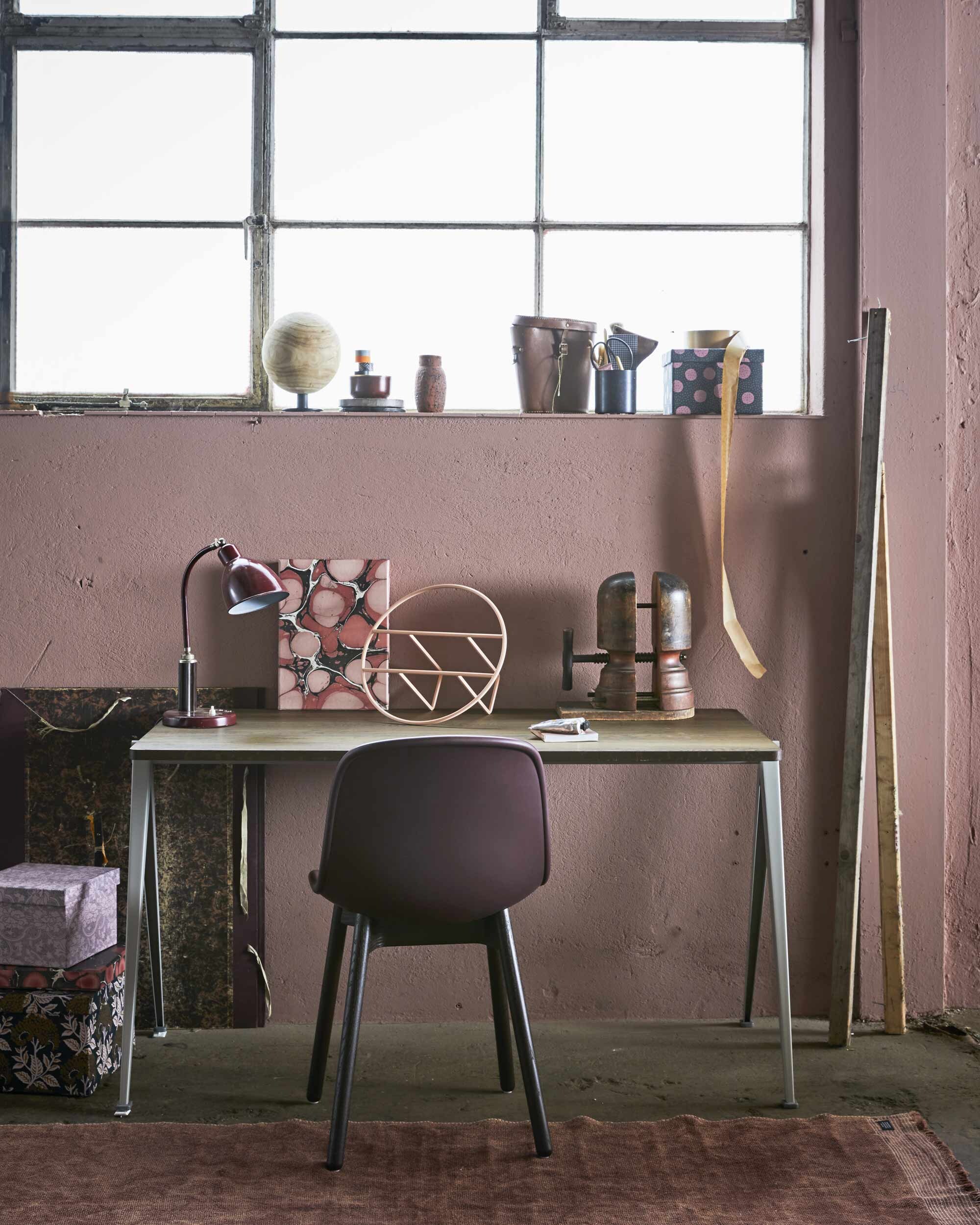 Muurverf Hellebore 275 absolute matt emulsion van van Little Greene (). Bureau Pyramid Table 01 in gerookt eikenhout, 140x65x74 cm, stoel Neu 10 (). Vloerkleed Shander van House Doctor, 200×90 cm,  met deksel van Nordal,  van Mica Decorations (). Bordeauxrode bureaulamp, oude bruine hoedenmal, oude tekenmap, klein vaasje (). Opbergdozen (). Rond roze tijdschriftenrek Hoop van Umbra Shift (). Zwart bakje (). Bruine verrekijkertas (). Vloerkleed 90×200 cm (). Notitieboekjes, tape, kwasten en schaar privébezit.