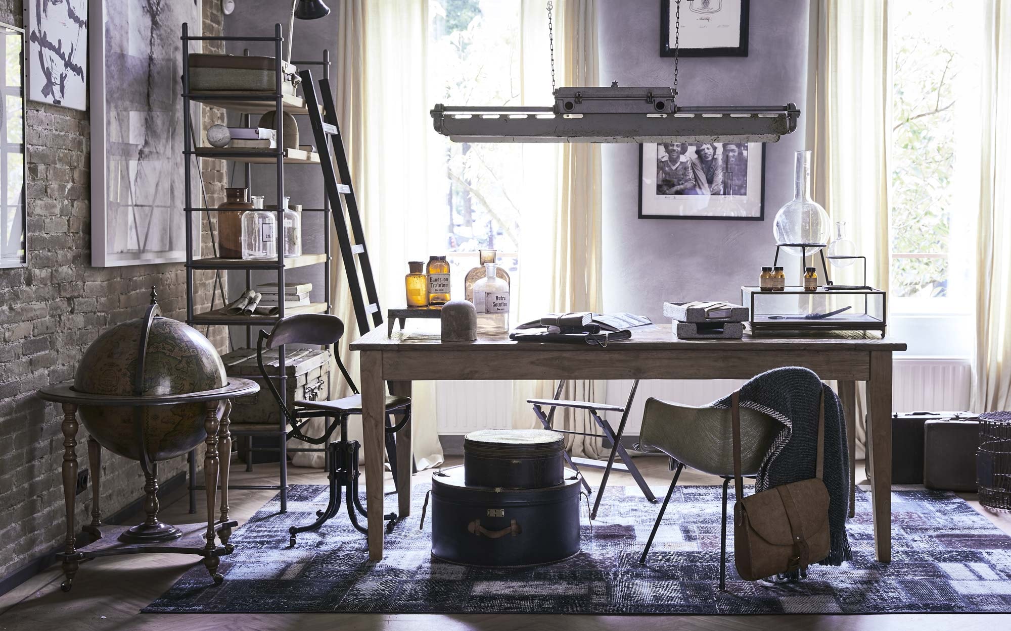 Kast van Dutchbone, zwarte ladder IB Laursen (vtwonen.nl). Leren koffers (Van Dijk &amp; Ko). Boeken (kringloopwinkel). Hoedenstandaard, diverse bruine antieke apothekerspotten, antieke glazen apothekerspot, hoedendozen, labglas op voet (Burbri Antiek). Rollen oud papier, grijze plaid (De Weldaad). Oude stoel, hanglamp (Neef Louis). Stalen koffer, stalen verhoging, leren notitieboeken, grijze klapstoel, labglas op voet, kooi (Raw Materials). Grijze opbergbakken (Anders nog iets). Vierkante glazen stolp (Pols Potten). Zwart kleed (rozenkelim.nl). Overig privébezit.
