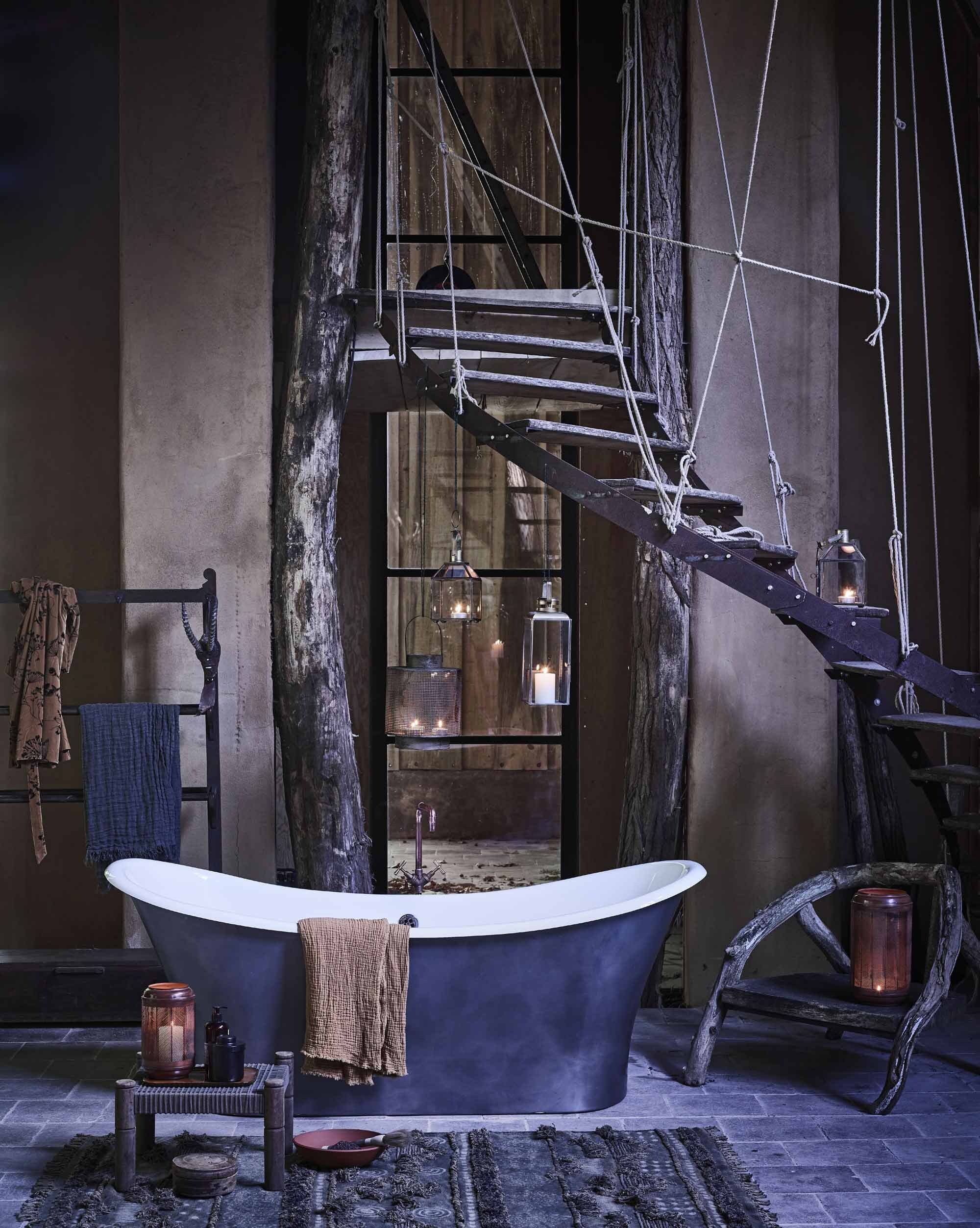 Bad, in deze afwerking ‘burnished ijzer’ (). Vloerkleed, kruk met gevlochten zitting, grijze linnen doek (). Houten kledingrek, grijze ronde lantaarn, grote lantaarn van messing met glas, kleinere lantaarns, ronde houten doos (). Koperkleurige lantaarns groot, klein (). Zwart metalen opbergblik, kimono (). Terracotta schaal (). Okergele doek (). Oude Chinese kwast (). Rechthoekige schaal van Merci ().