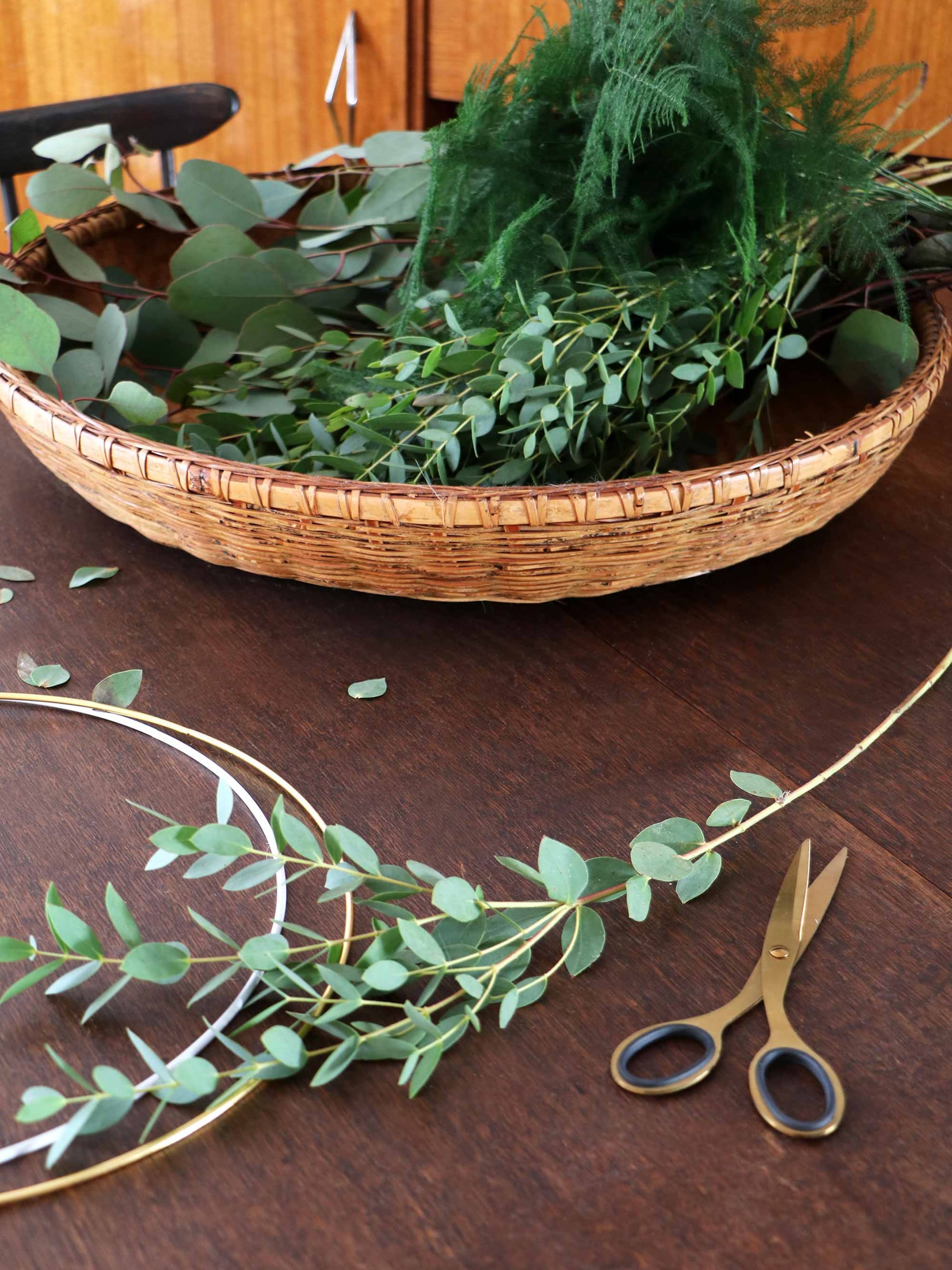 in de feeststemming met een eucalyptus krans