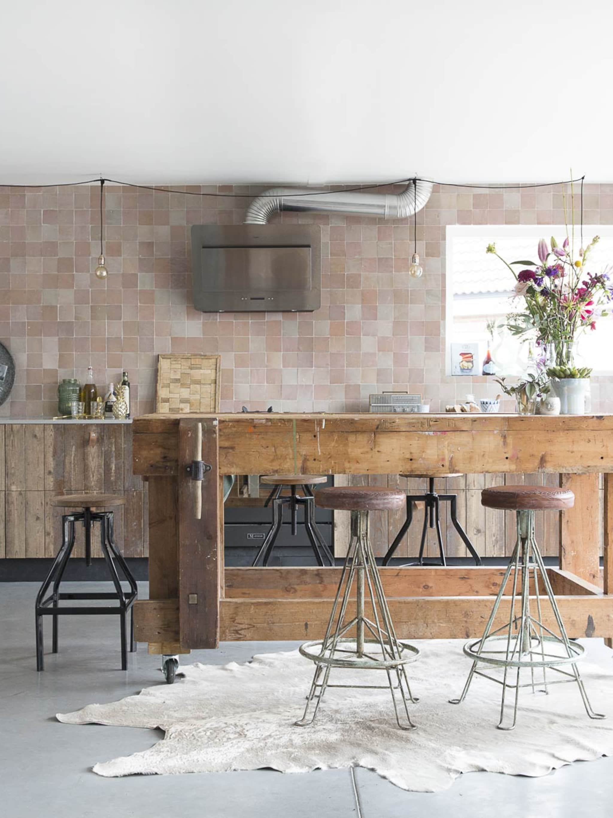 koken in natuurlijke omgeving houten keuken