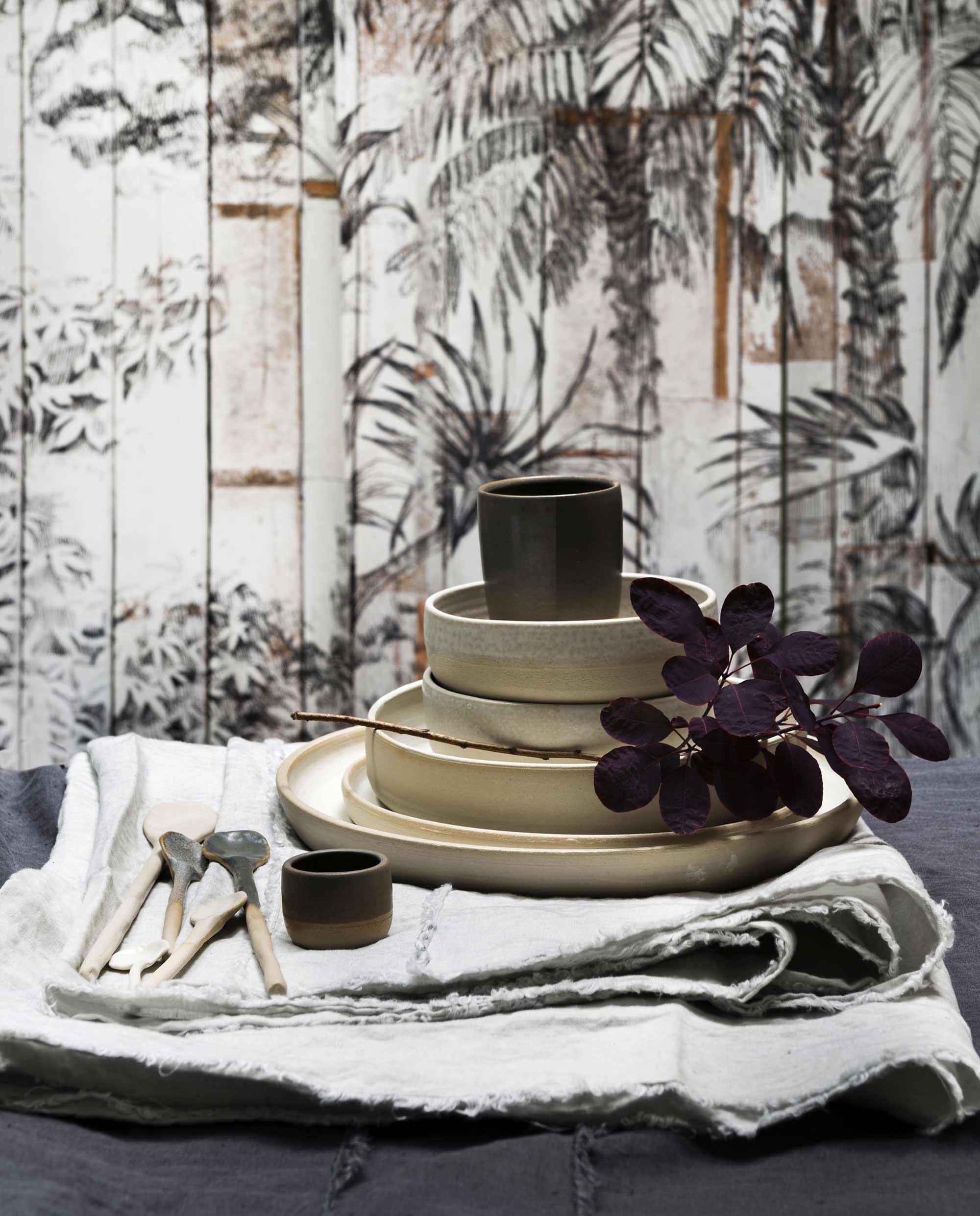 Behang Secret Garden Bali (Rebel Walls). Lepels, plates (Annemieke Boots Ceramics). Linnen tafelkleed (House in Style).