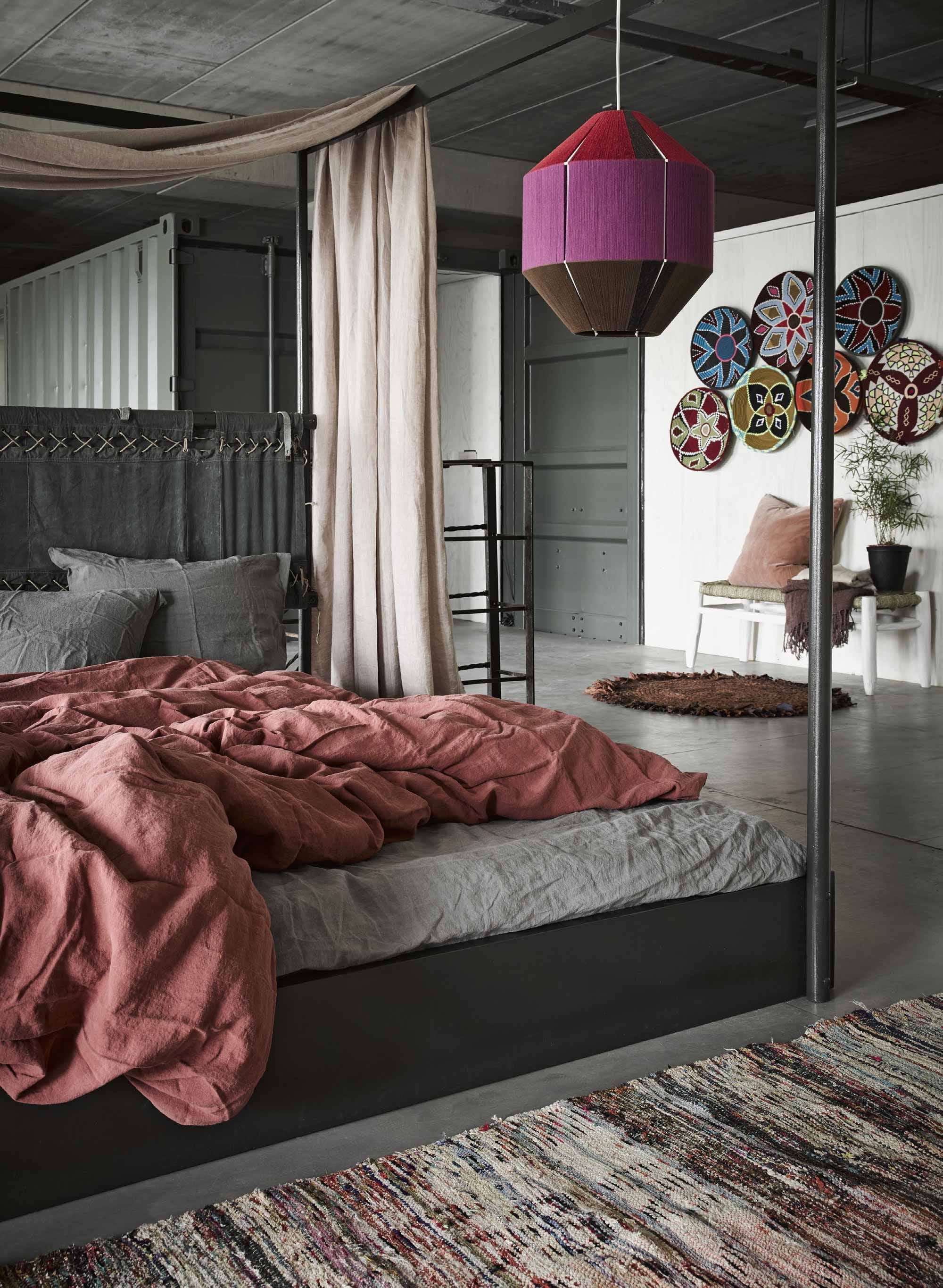 Bed 180×200 cm (). Nude/roze linnen als hemel kamerhoog (310 cm) (). Grijze en terracotta linnen dekbedovertrek Grey en Marsala (). Lamp van Renske Francissen (). Vloerkleed, 150×250 cm, schalen aan de muur (). Rond voddenkleed, velours kussen, linnen plaid van Madam Stoltz (). Overig privébezit.