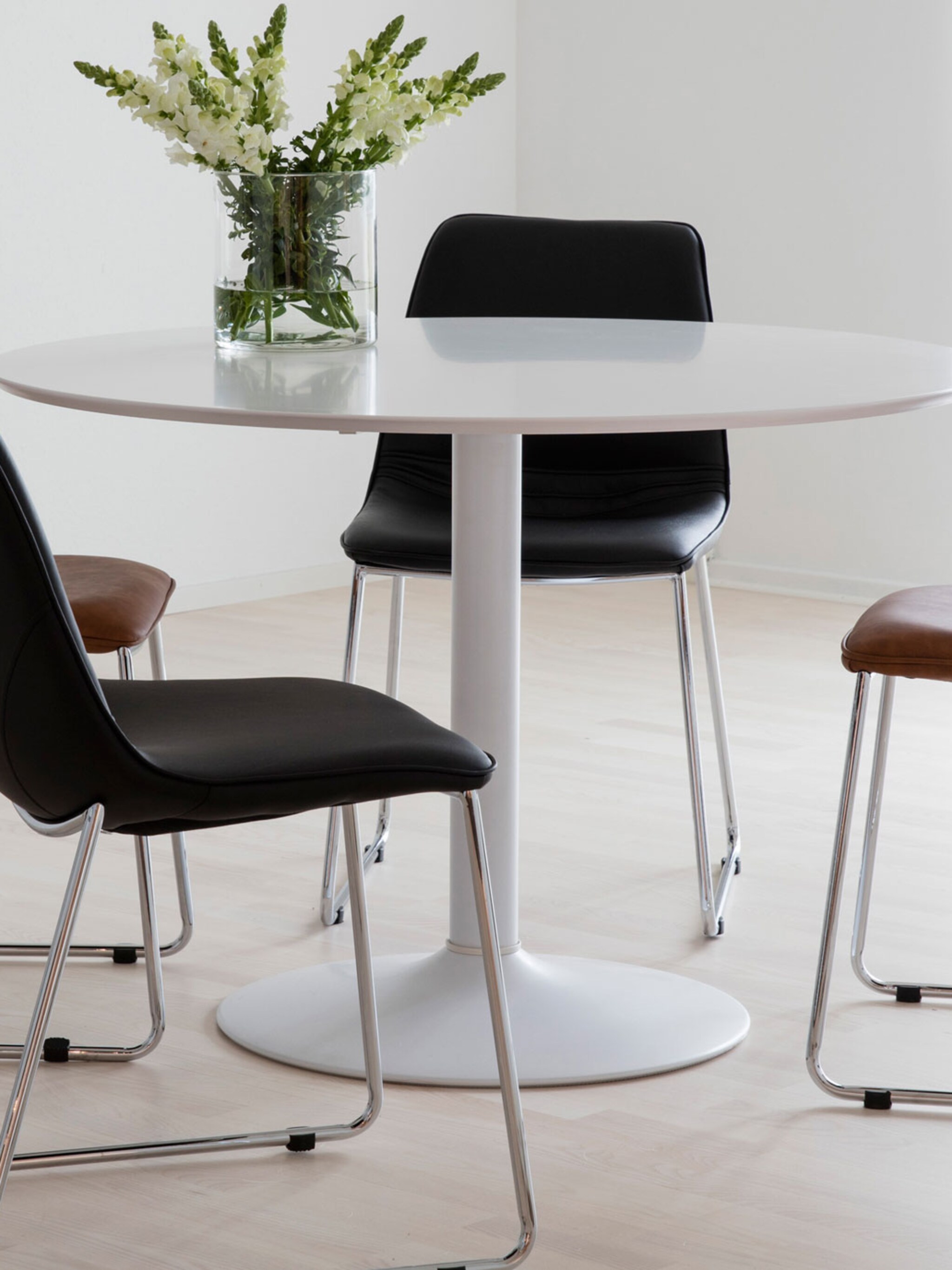 gezellig tafelen aan een ronde eettafel