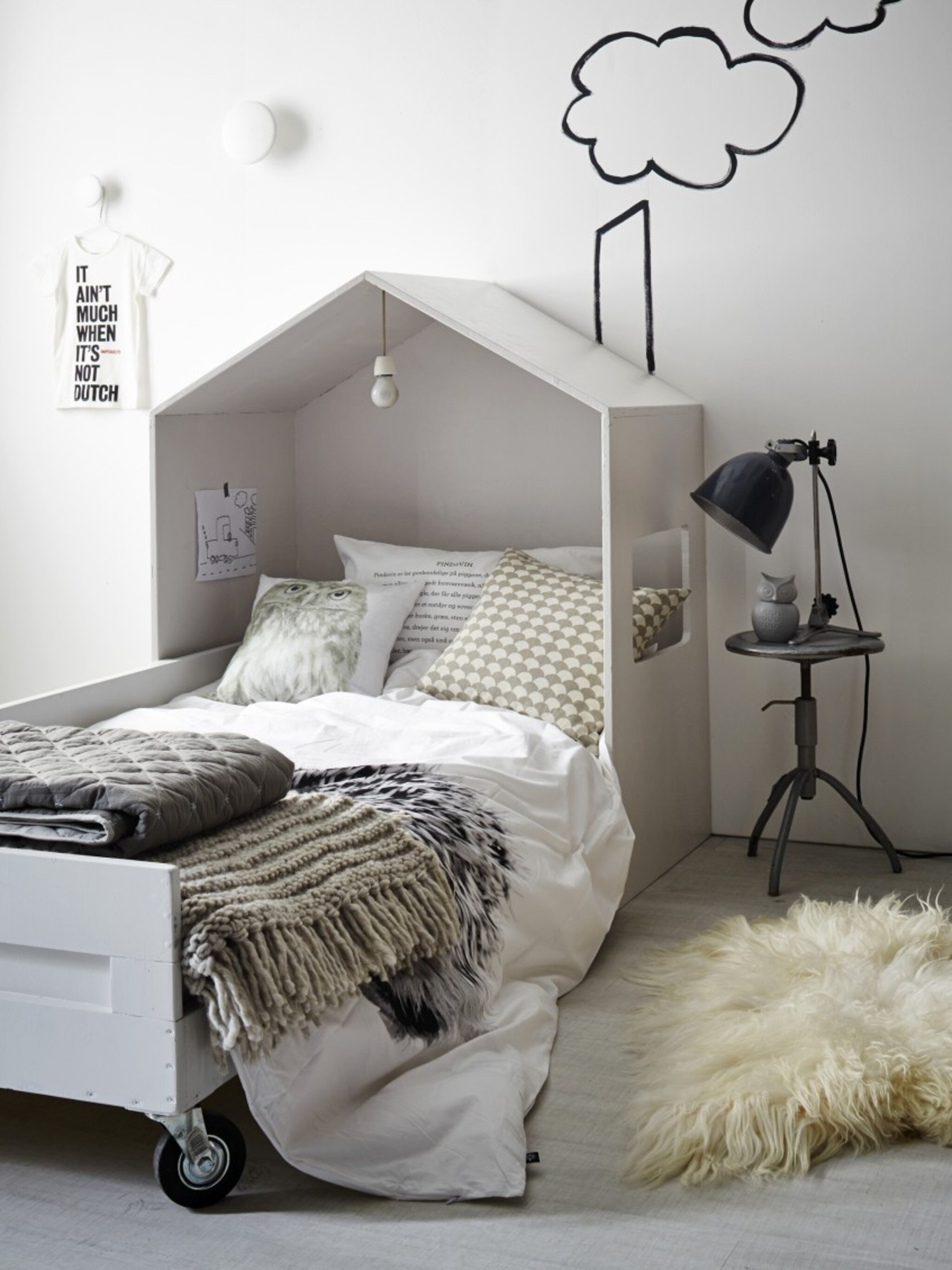 een hip kinderbed met houten huisje