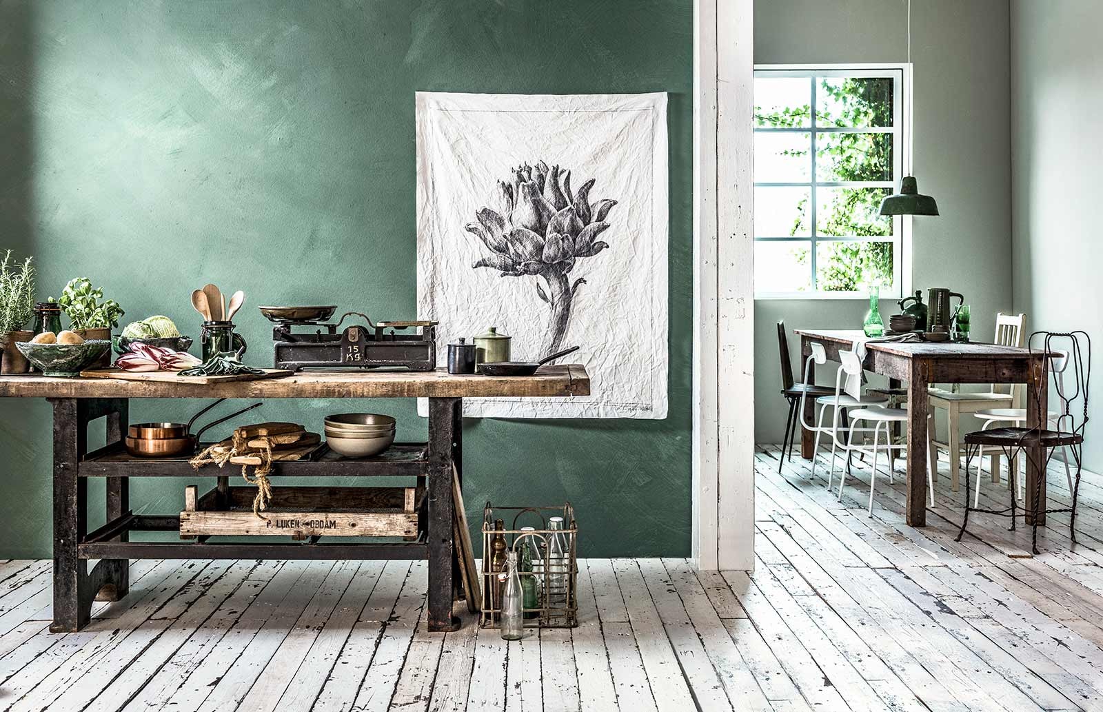 Muurverf in kleur Woodbine van Bauwerk Colour (). Werkbank (). Terracotta potten, groen glazen voorraadpotten, houten bak, beugelfles (). Groene schalen van keramiek (). Houten pollepels en tang, schalen met rand (). Weegschaal, koperen pannen (). Steelpan, krat, flessen (). Zwarte pot van keramiek, groene pot van keramiek (). Grillig gevormde tapasplanken met touw (). Canvas poster bedrukt met afbeelding van Rijks Studio (, ). In de eethoek: muurverf op de achter- en zijwand in kleur Rock van vtwonen, 2,5 liter (). Antieke hardhouten eettafel (). Witte metalen stoelen (). Houten stoel op zwarte metalen pootjes (). Lichtgroene metalen vintage stoel, groene glazen waterkan, groene glazen (). Oude houten stoel (). Bruine metalen draadstoel (). Groene metalen hanglamp (). Groen servies, groene hoge kan (). Groene bolle kan (). Theedoek ().