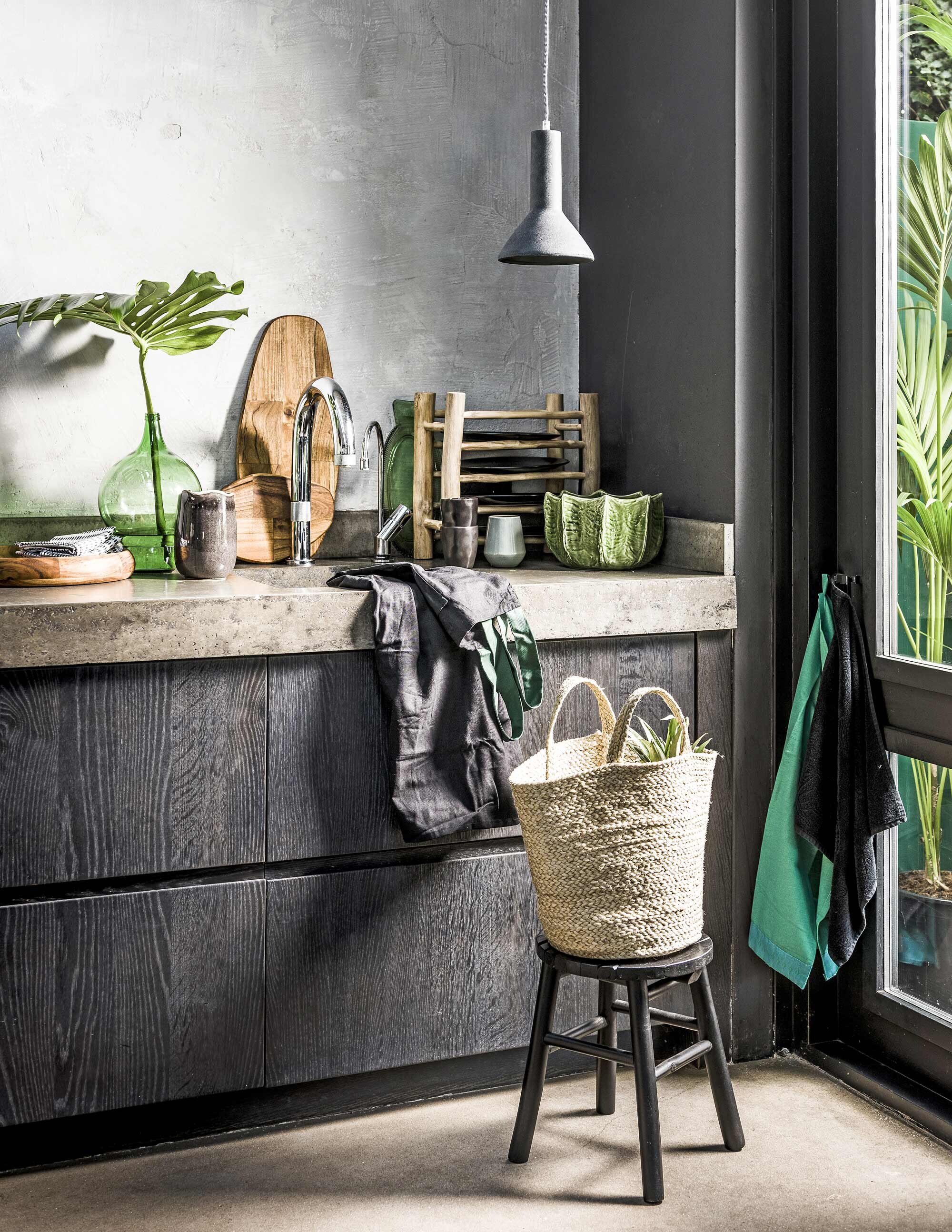 Zwarte kruk, groene cactusschaal, groene fles, groen glazen visschaaltje, zwarte mokken, zwart karafje, zachtgroen mokje Neu (). Sisal boodschappentas (). Betonnen hanglamp, houten bordenrek (). Kleine ovale plank Fascinera, grote plank Fascinera, houten schaal Saklig, zwarte borden Dinera, schort, groene theedoek Sommar, placemats (). Monstera-blad (). Zwarte theedoek privébezit.