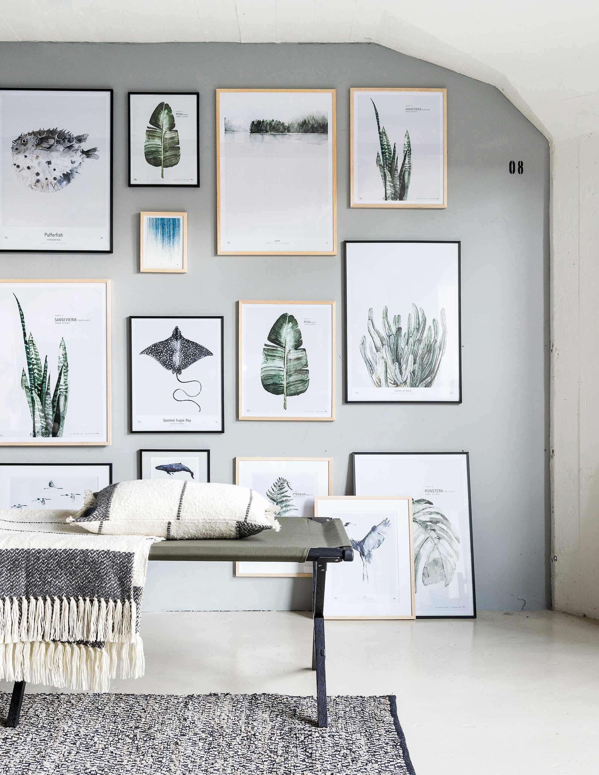 Op de muur krijtverf, posters in frame van My Deer Art Shop, plaid, kussen, kleed van geweven leer (). Veldbed met canvas zitting ()