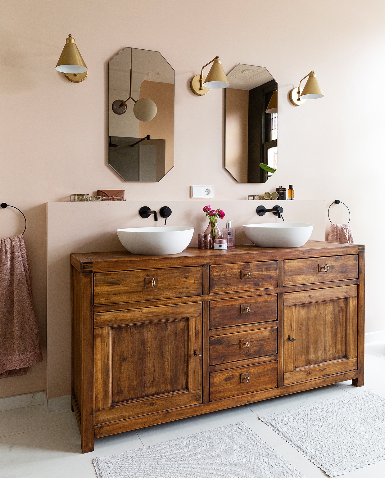 De kast is vintage. Wasbakken van Riho en kranen van Fima, alle via Stone Company. Badmatten Zara Home. Wandlampen House Doctor. Spiegels op maat gemaakt door een glashandel. Handdoekringen Ferm Living. vtwonen 04-2020 | styling Emmy van Dantzig | fotografie Jansje Klazinga | tekst Anne van den Dool