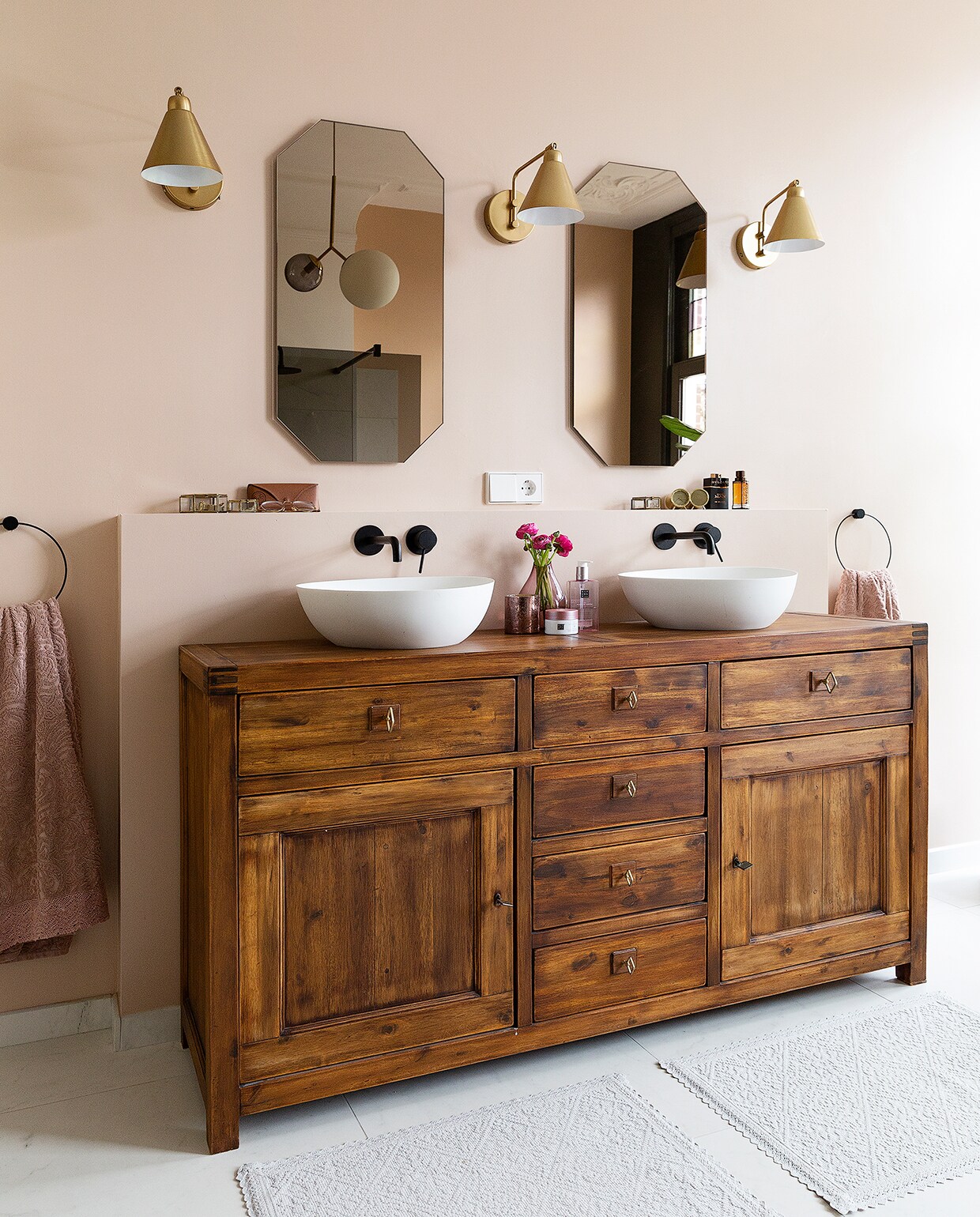 De kast is vintage. Wasbakken van Riho en kranen van Fima, alle via Stone Company. Badmatten Zara Home. Wandlampen House Doctor. Spiegels op maat gemaakt door een glashandel. Handdoekringen Ferm Living. vtwonen 04-2020 | styling Emmy van Dantzig | fotografie Jansje Klazinga