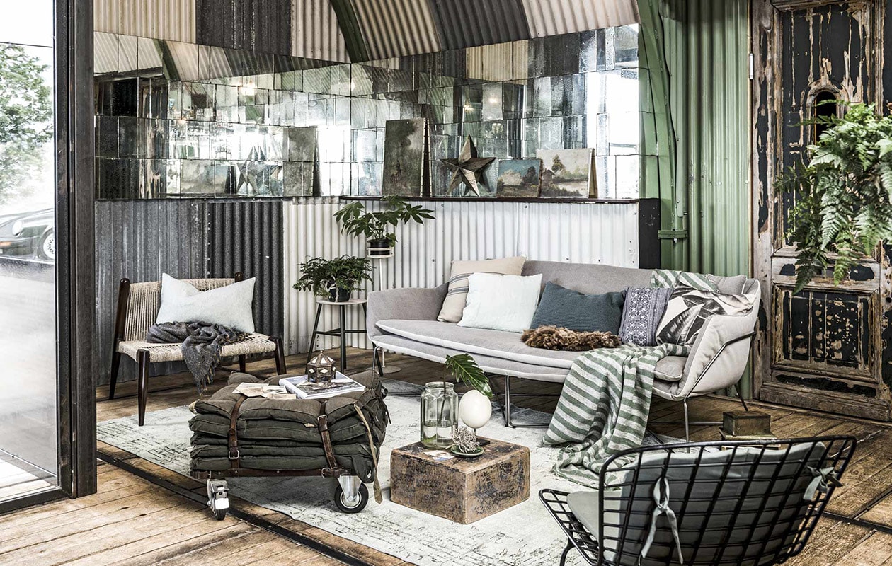 Vloerkleed, 275×184 cm (). Gevlochten stoel Wrap van Madam Stoltz, mint kussen van By Mölle, 40×60 cm, kruk van House Doctor, 48×35 (hxØ), beige bank Anselm van Pomax, 208x98x75 cm (lxbxh) (). Oude portretkaarten (). Boek Rock the shack (). Roomwitte standaard (). Oude schilderijtjes vanaf, bruine schapenvacht, glazen vaas, houten doos (). Ster (). Beige gestreept kussen, 50×50 cm, kussen met print, 50×50 cm, zwart-wit kussen, 50×50 cm, gestreepte plaid, 130×170 cm (). Mint kussen, 50×50 cm, groen kussen (). Struisvogelei (). Blauw plaid en oud doosje privébezit, poef op wielen, groen bordje en zwarte metalen stoel privébezit Hangar Amsterdam., vtwonen 04-2017 | Fotografie Sjoerd Eickmans | Styling Liza Wassenaar