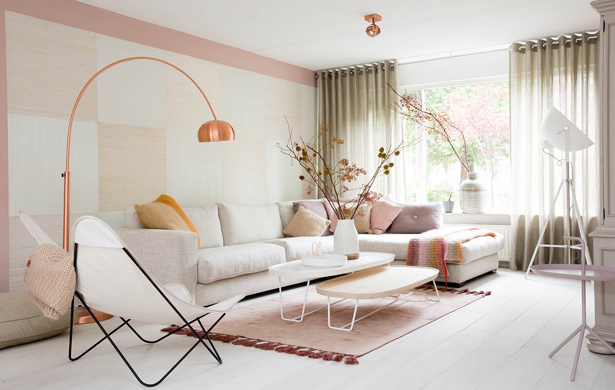 Vloer – Marwood: . vtwonen tegels by Douglas &amp; Jones. Kleur op de wand – Connectie 2010-Y90R: . Kleur op de lichte wand – Puur 1005-Y90R: . Behang – collectie Naturel Wallcoverings nr. 322630: . Behang – collectie Naturel Wallcoverings nr. 322605: . Gordijnen – collectie Chloe nr. 7571-4 (linnen met glansdraad): . Bank – Cabi in stof imola 60: . Kussen – oranje: . Kussens – gebreid: . Kussen – roze: . Kussen – paars: . Kussens – met knoop: . Plaid – multicolor: . Vloerkleed: . Salontafels – Atolo: . Vaas – wit: . Schaal – wit: . Kaarsenstandaard – koper: . Vloerlamp – koper: . Vlinderstoel: . Plaid: . Kast: privébezit geverfd in kleur Lei S 3005-Y50R – met kant en klaar perfect finish: . Kasthendels – leer: . Deuren met lijn – model AL24: . Deurklinken – Svedex Mood: . Lamp – wit: . Bijzettafel – lavendel: . Vaas op vensterbank: . Spot – koper: . Trap – Freshwood: vtwonen weer verliefd op je huis | seizoen 3 aflevering 7 | Styling Marianne Luning | Fotografie Barbara Kieboom