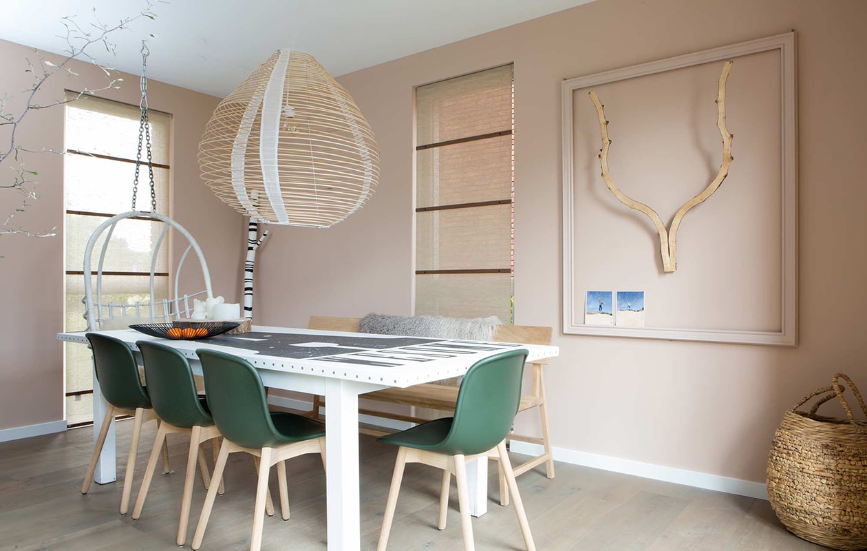 Vouwgordijen – in pure linen:  (ook verkrijgbaar ). Kleur op de wand – Zeester S 2010-Y60R: . Lijst: privébezit. Gewei: . Mand: . Hanglamp: . Eettafel: privébezit met  van vtwonen. Eetkamerstoelen: . Bankje: . Vachtje: . Boomschijf: privébezit., Schaal: . Hangstoel: privébezit. Tak – zwart-wit: .,  Fotolijst: privébezit. Posters: verkrijgbaar in de vt wonen&amp;design beurs shop vtwonen weer verliefd op je huis | seizoen 5 aflevering 3 | Styling Marianne Luning | Fotografie Barbara Kieboom