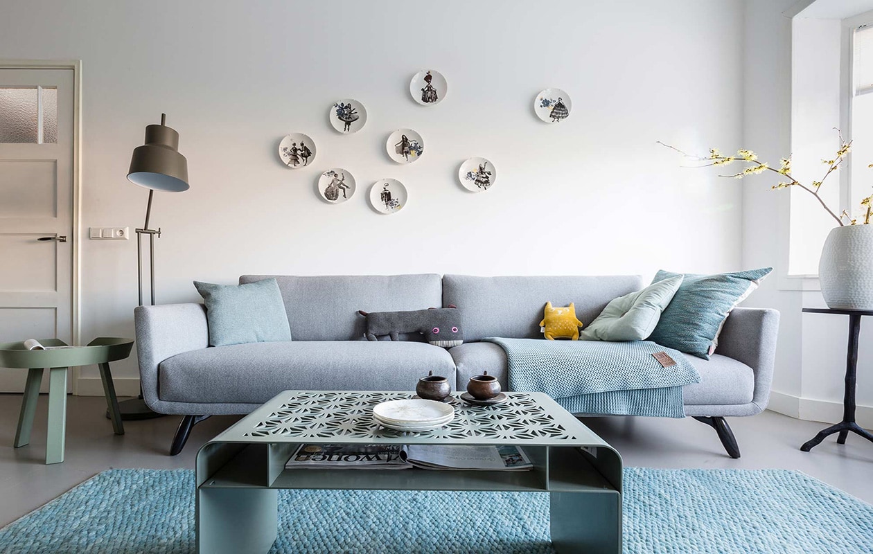 Vloer: privébezit, Kleur op de wand: privébezit, behang – collectie Siroc, artikelnr 376068:  (ook verkrijgbaar bij ), bordjes: , vloerlamp: , bijzettafel: , bank in Ploegwol 83 COD: , kussen – blauw: , kussen – ezel: privébezit, kussen – beertje: privébezit, kussen met knoop: , kussen – blauw: , plaid: Eijerkamp niet online zichtbaar, wel verkrijgbaar, bijzettafel: , vaas – wit: privébezit, vloerkleed: , salontafel: , kop en schotel: privébezit, schoteltjes: privébezit vtwonen weer verliefd op je huis | seizoen 6, aflevering 1