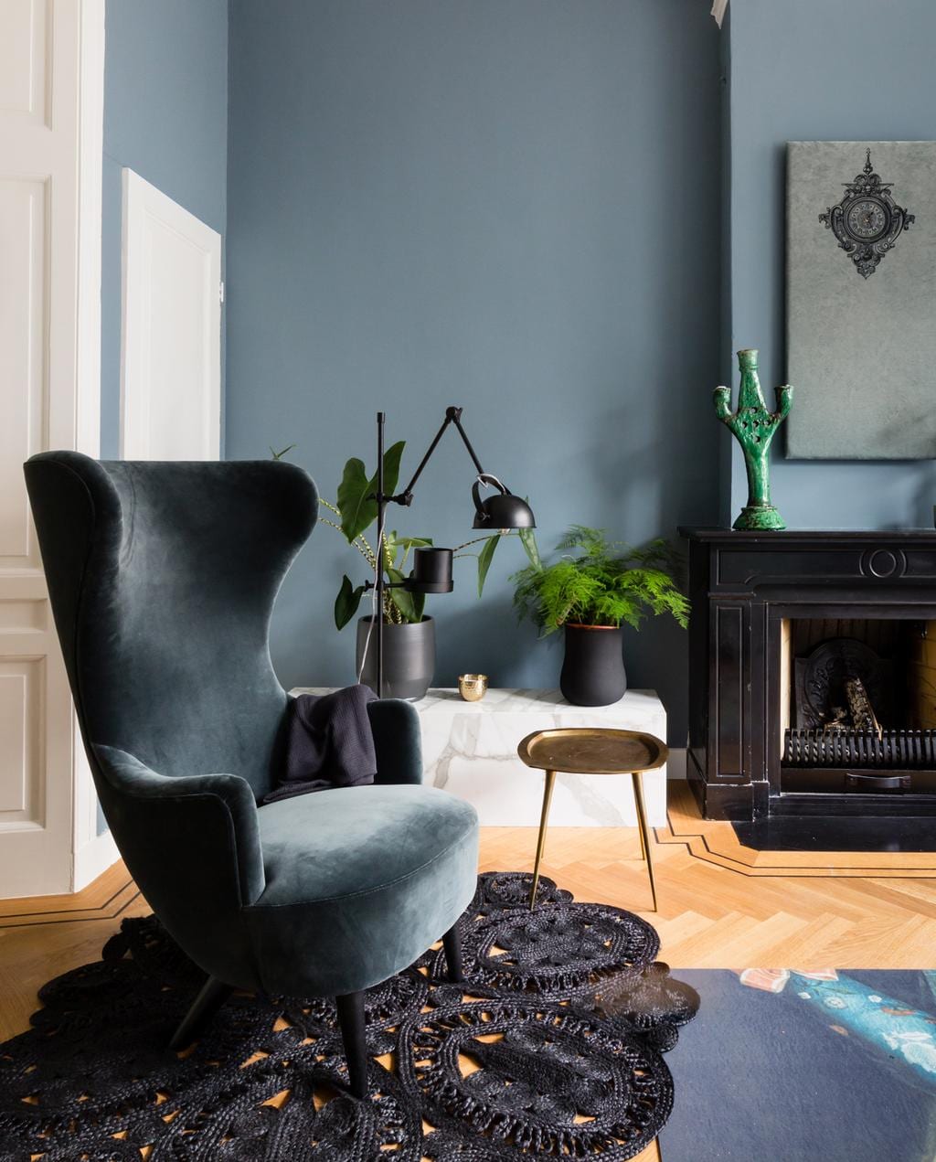Stylepad boven de haard . Fauteuil . Staande lamp ‘Falcon’ . Vloerkleed van BePureHome . Salontafel marmer . Bijzettafel . Plaid  Bekleed met tegels ‘Classic White’ . Plant ‘Alocasia Zebrina’ . Plant ‘Asparagus Setaceus’ . Vaas zwart  , Op de schouw:, Kandelaar . Pot ‘Tangia’ . Kandelaar goud . Bloempot ‘Ceramic’ . Vaas ‘Ceramic’ vtwonen weer verliefd op je huis | seizoen 11 aflevering 9 | fotografie Barbara Kieboom | styling Frans Uyterlinde